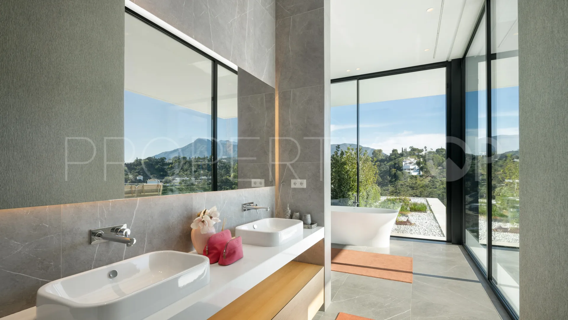 8 bedrooms villa for sale in El Madroñal