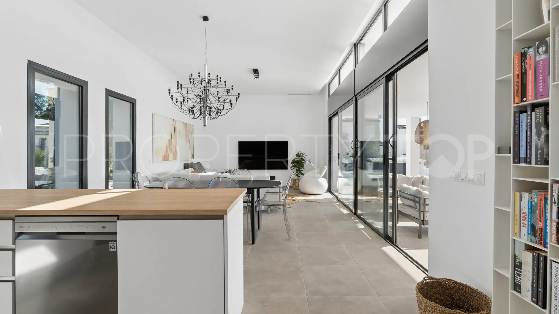 Estepona Oeste, villa en venta con 3 dormitorios