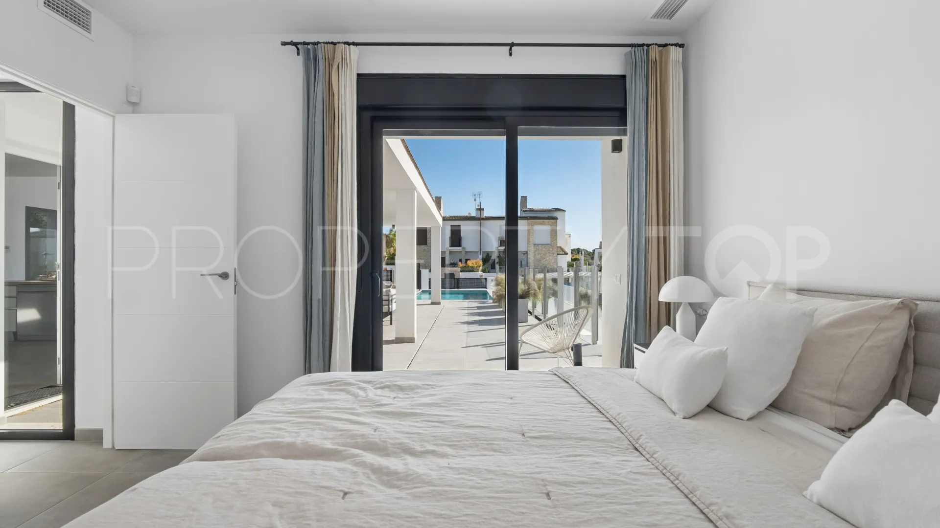 Estepona Oeste, villa en venta con 3 dormitorios