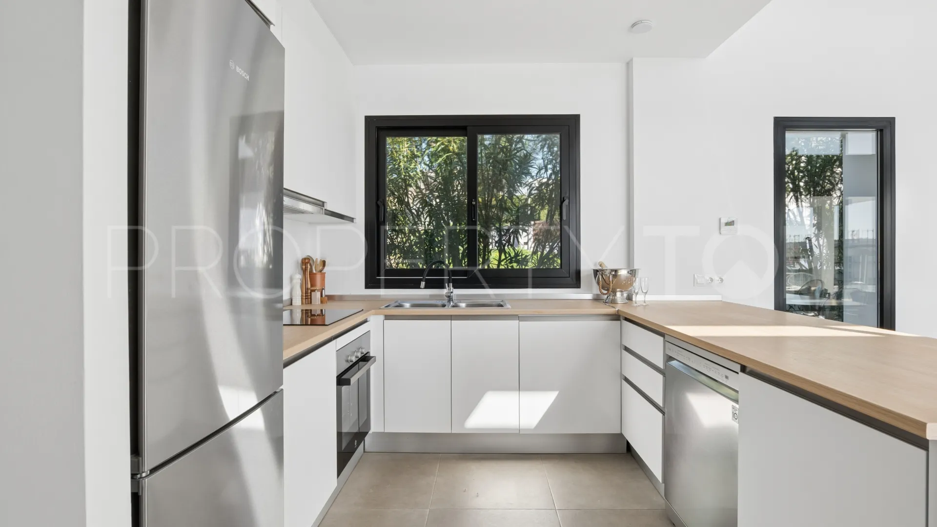 Estepona Oeste, villa en venta con 3 dormitorios