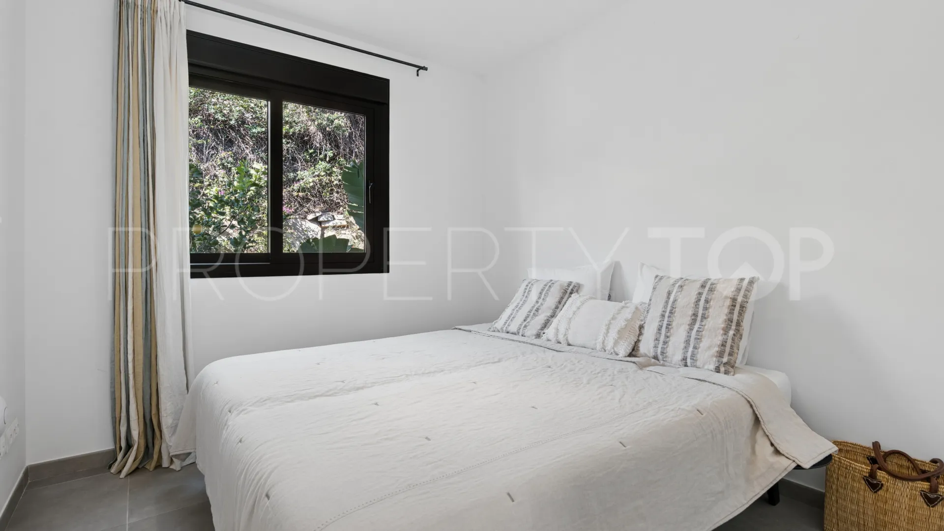 Estepona Oeste, villa en venta con 3 dormitorios