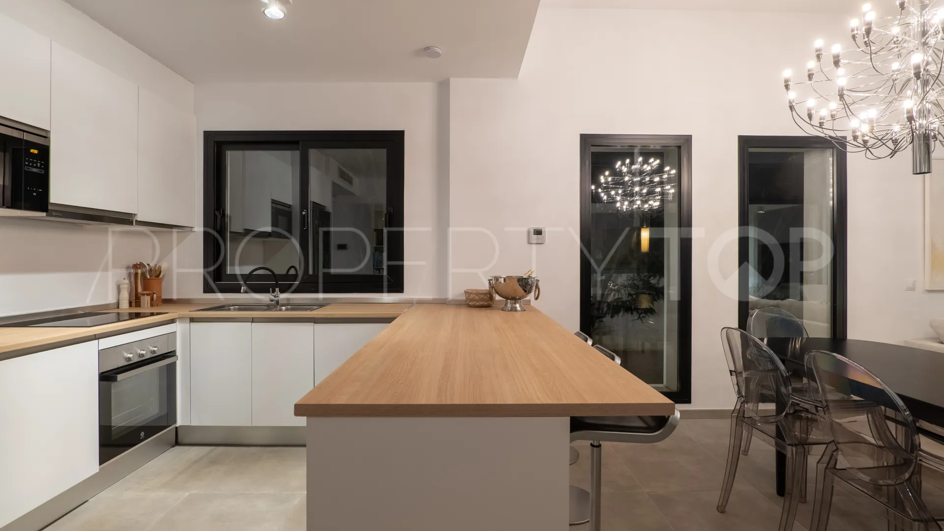 Estepona Oeste, villa en venta con 3 dormitorios