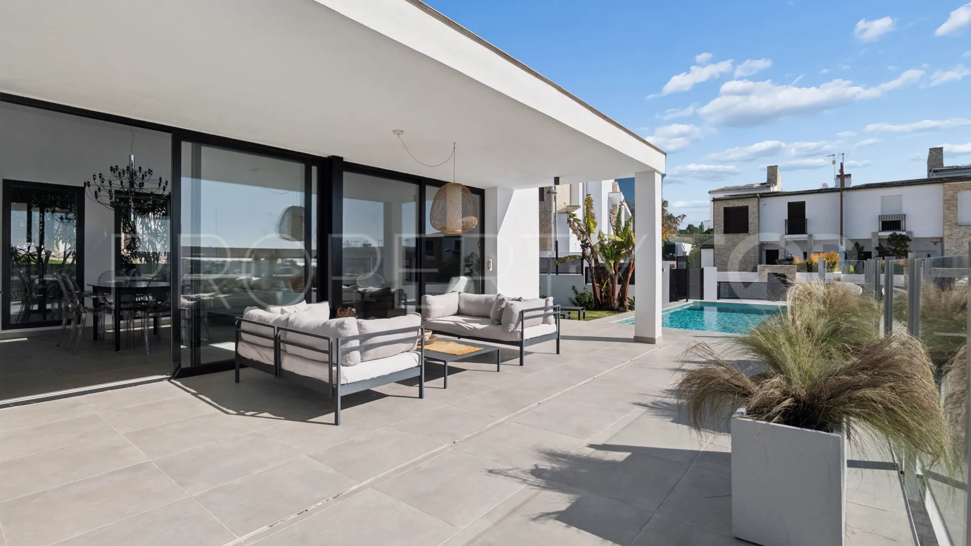 Estepona Oeste, villa en venta con 3 dormitorios