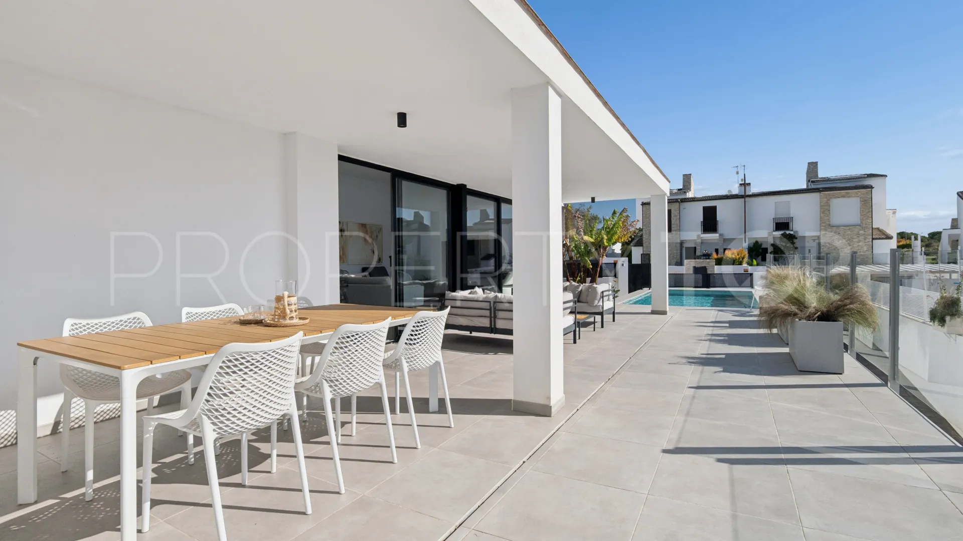 Estepona Oeste, villa en venta con 3 dormitorios