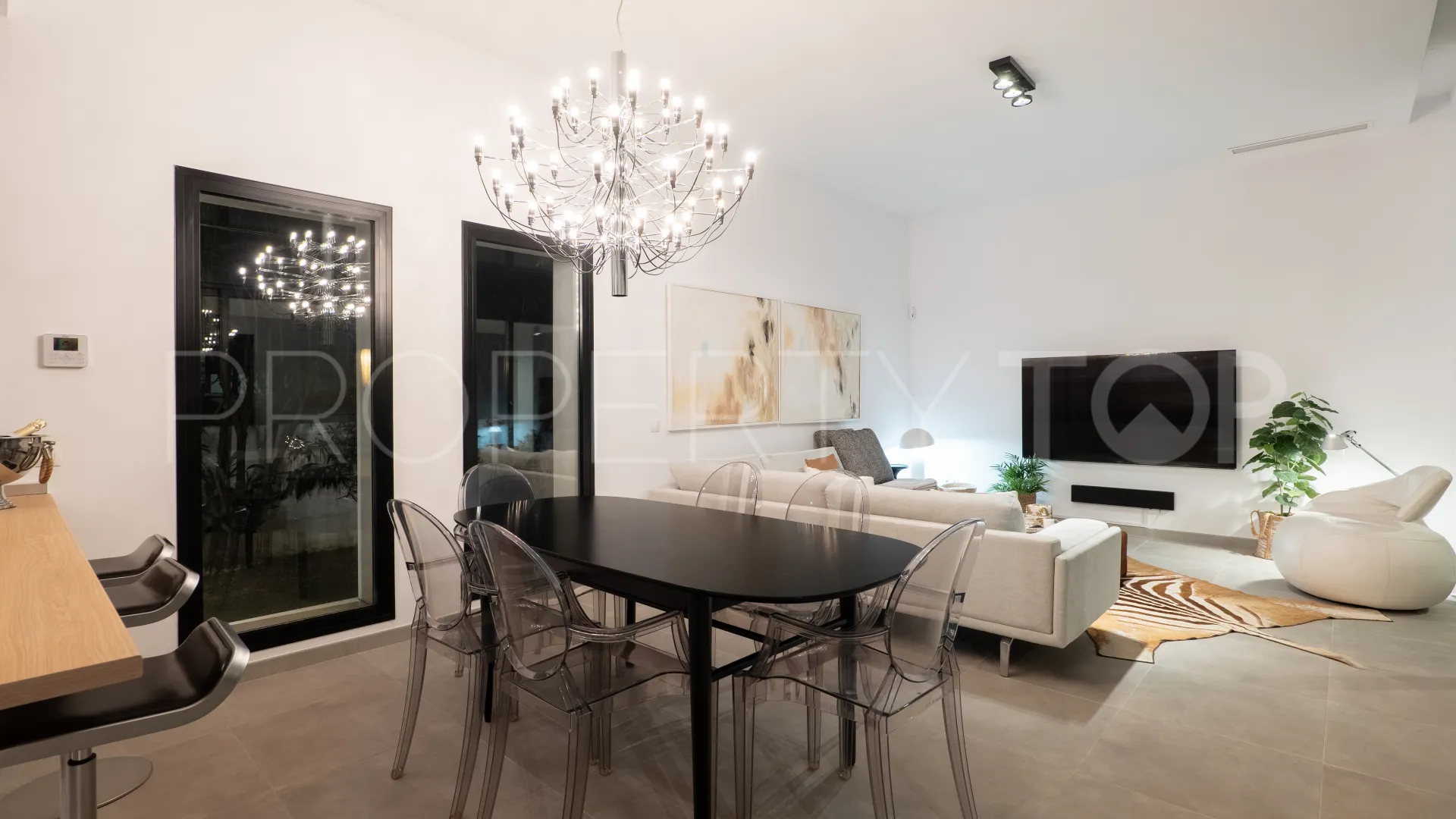 Estepona Oeste, villa en venta con 3 dormitorios