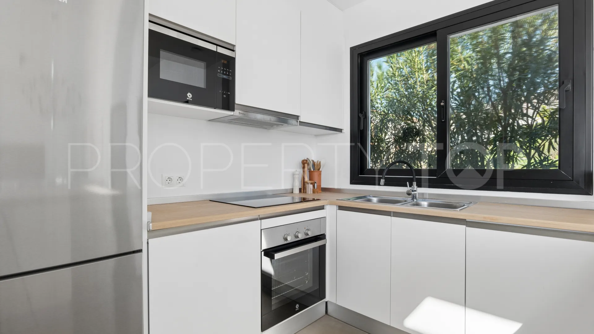 Estepona Oeste, villa en venta con 3 dormitorios