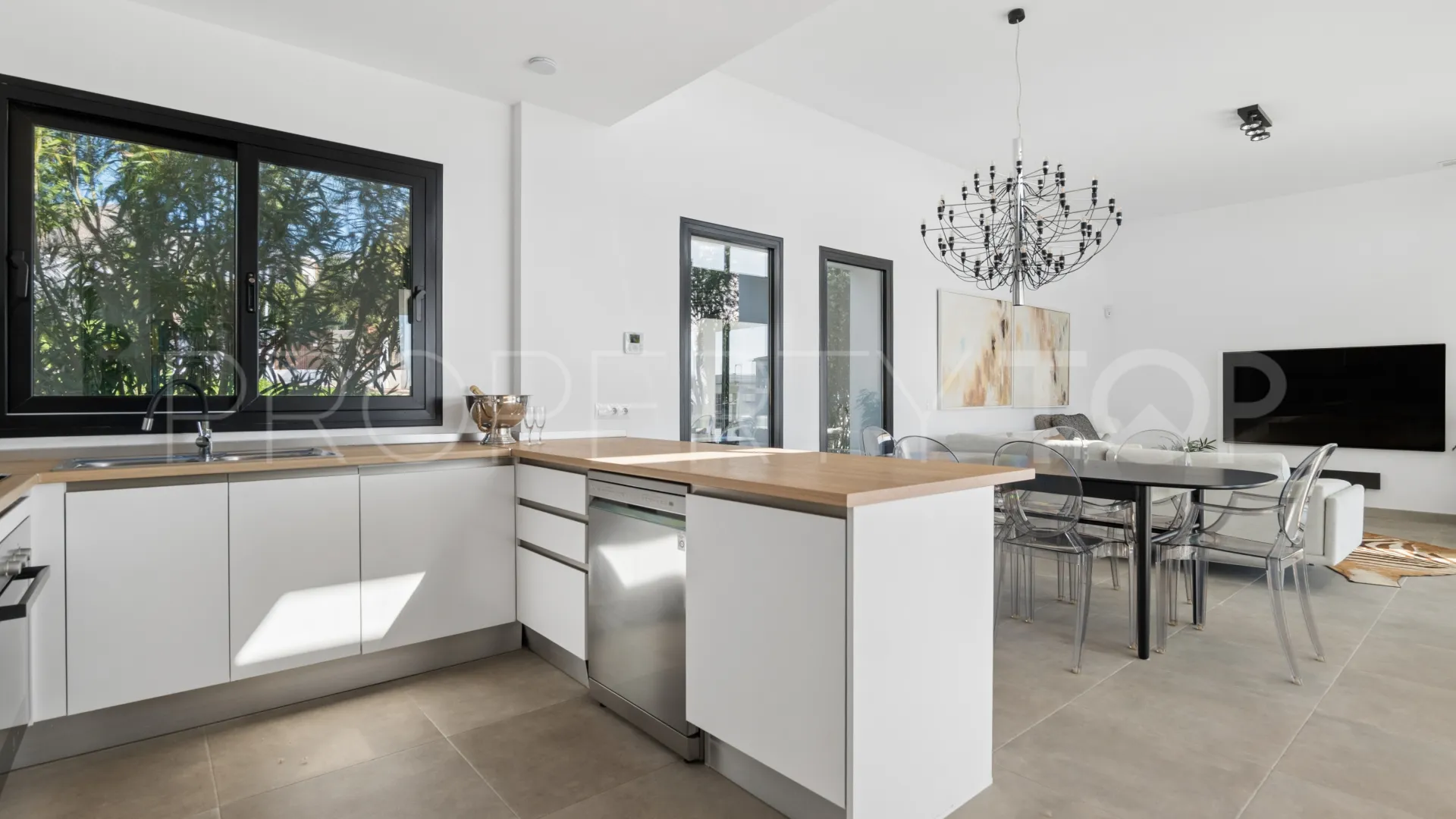Estepona Oeste, villa en venta con 3 dormitorios