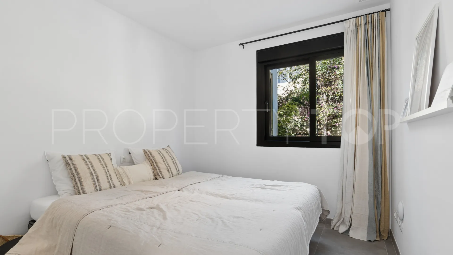 Estepona Oeste, villa en venta con 3 dormitorios