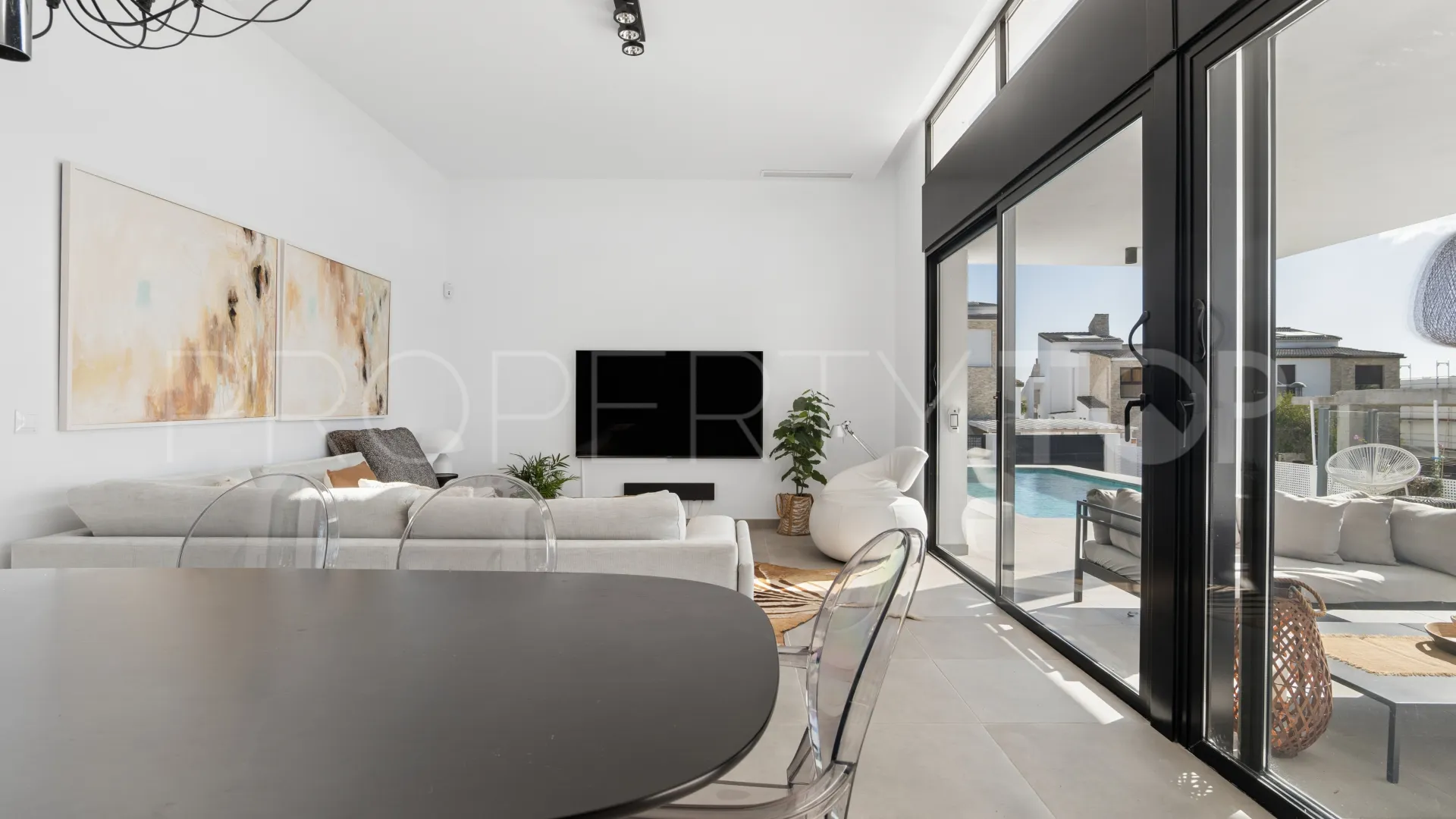 Estepona Oeste, villa en venta con 3 dormitorios