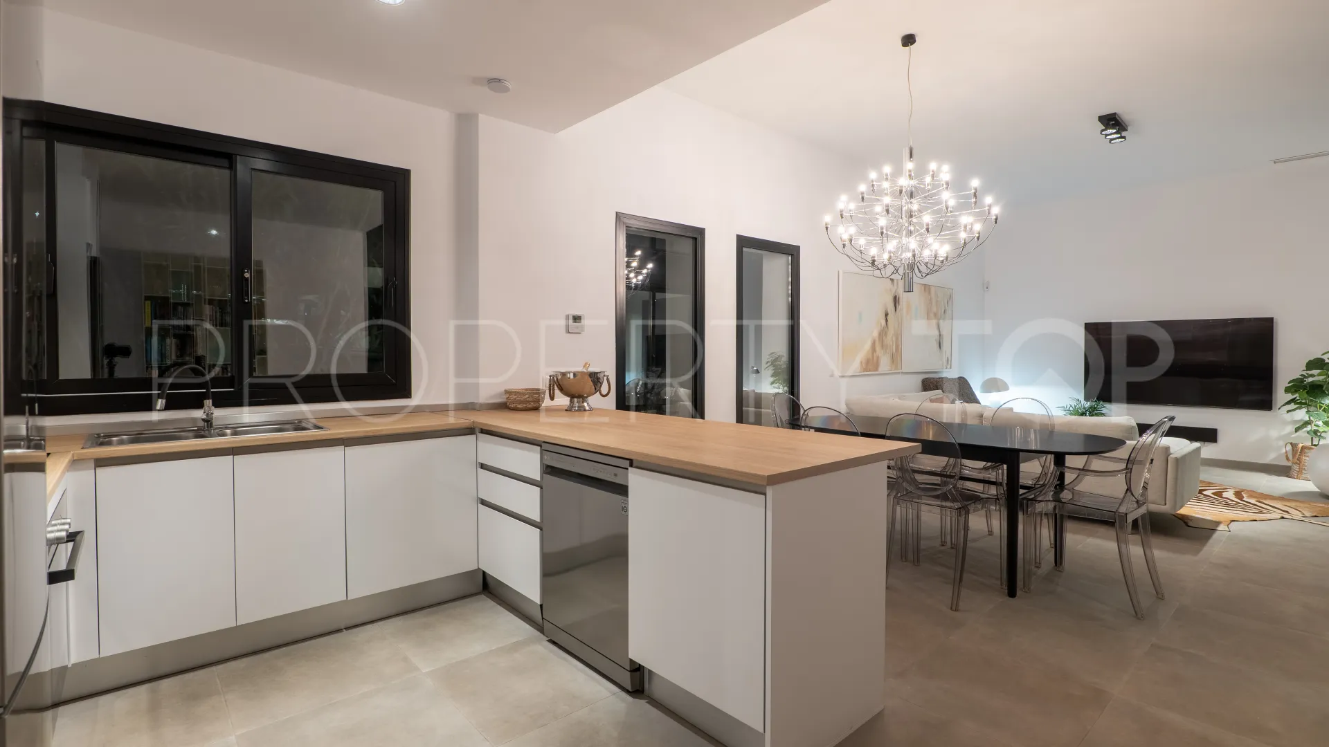 Estepona Oeste, villa en venta con 3 dormitorios