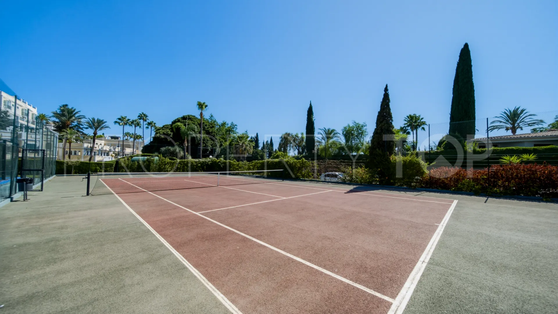 For sale penthouse in Los Dragos with 2 bedrooms
