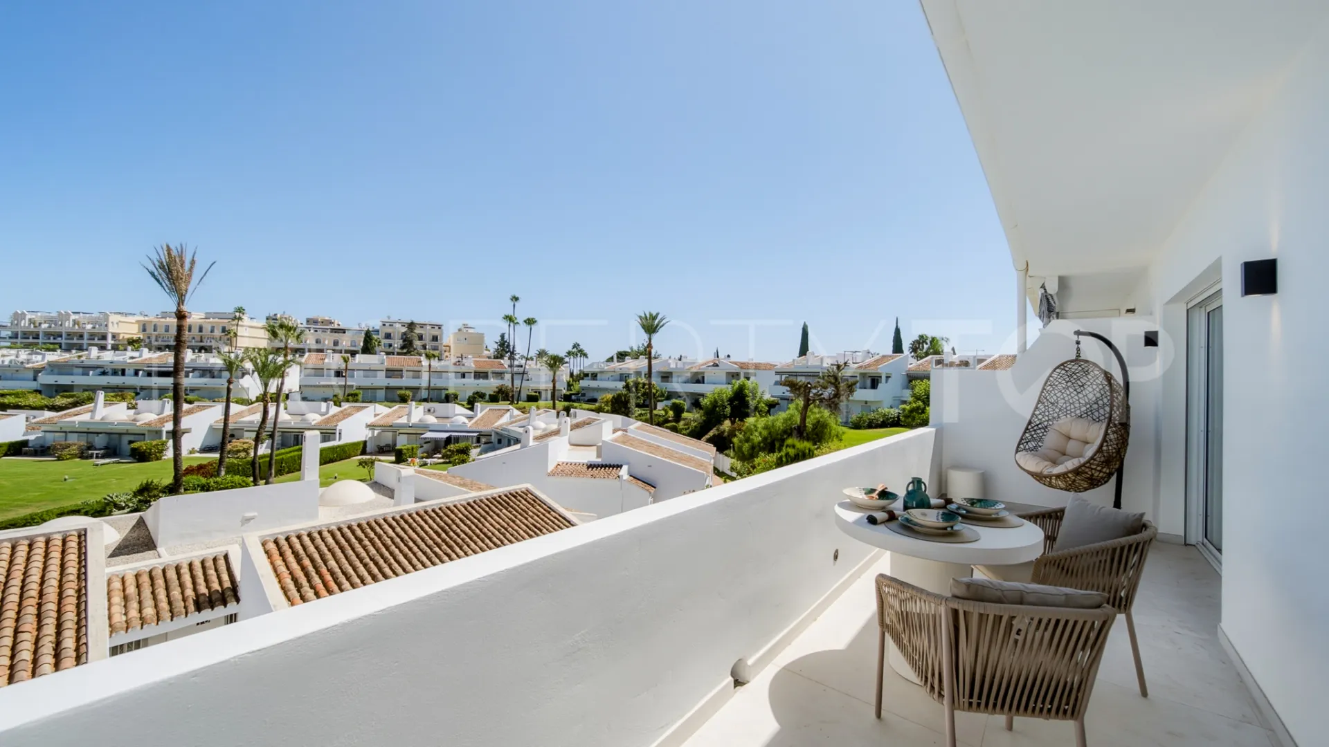 For sale penthouse in Los Dragos with 2 bedrooms