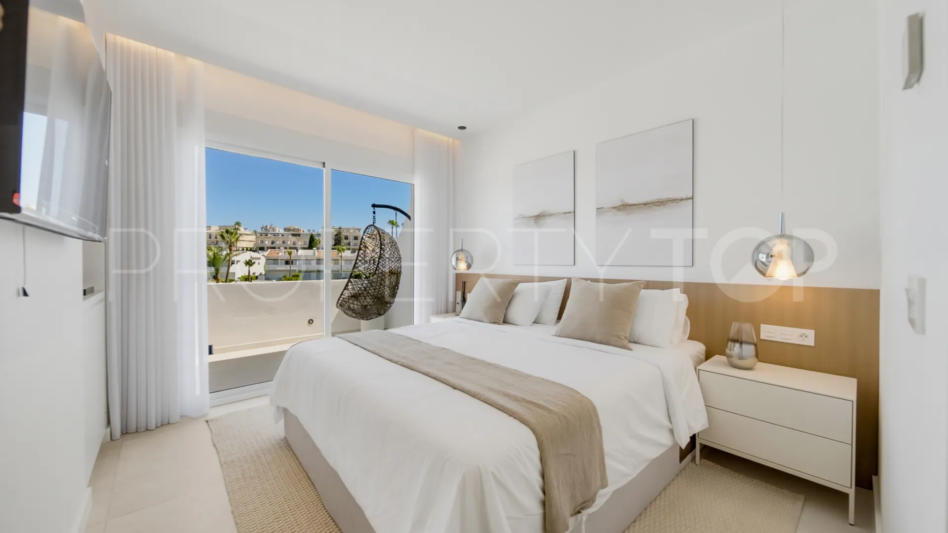 For sale penthouse in Los Dragos with 2 bedrooms