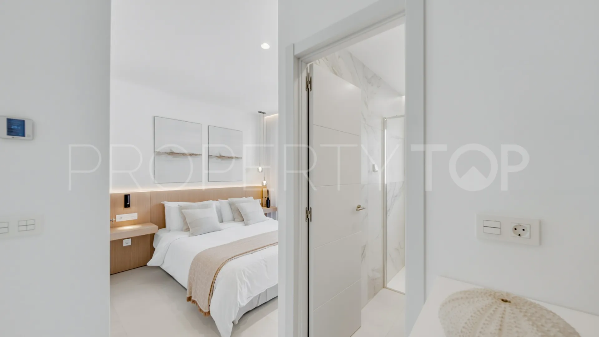 For sale penthouse in Los Dragos with 2 bedrooms