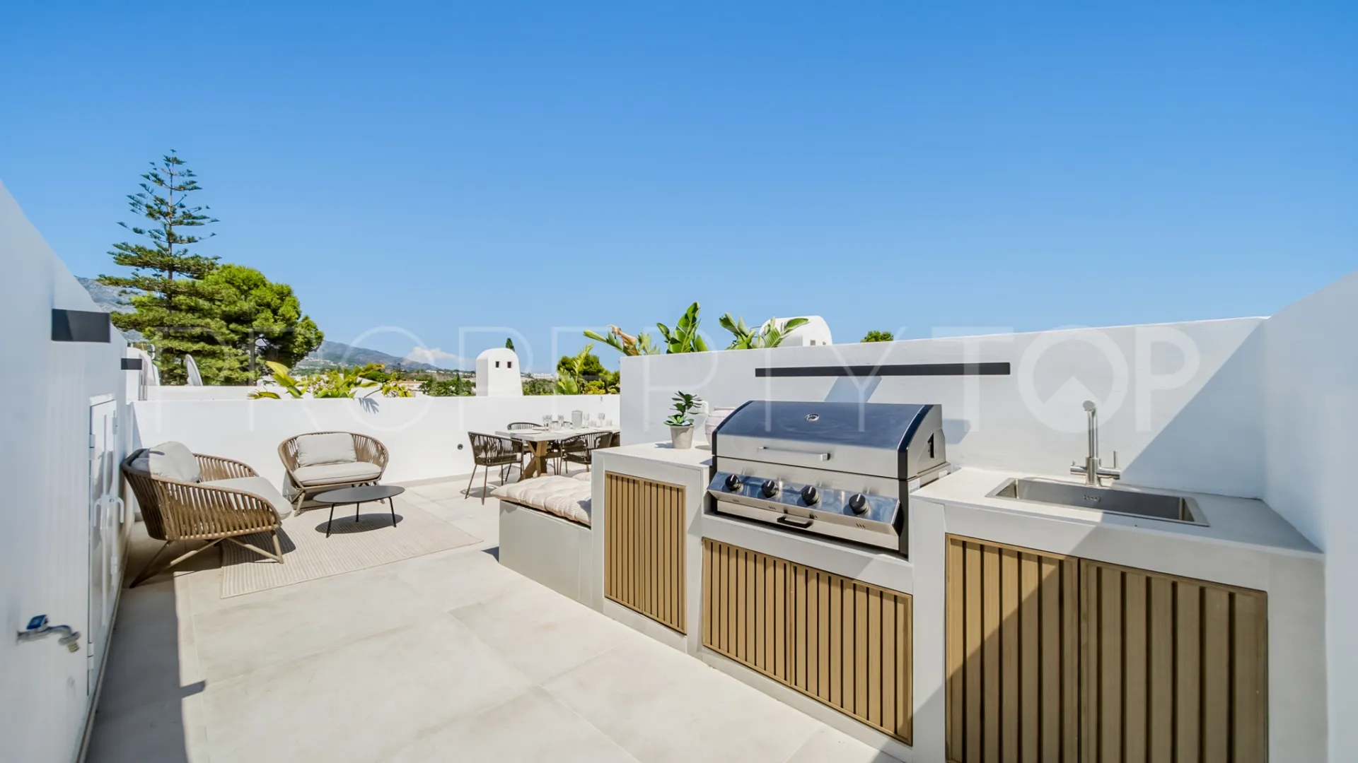 For sale penthouse in Los Dragos with 2 bedrooms