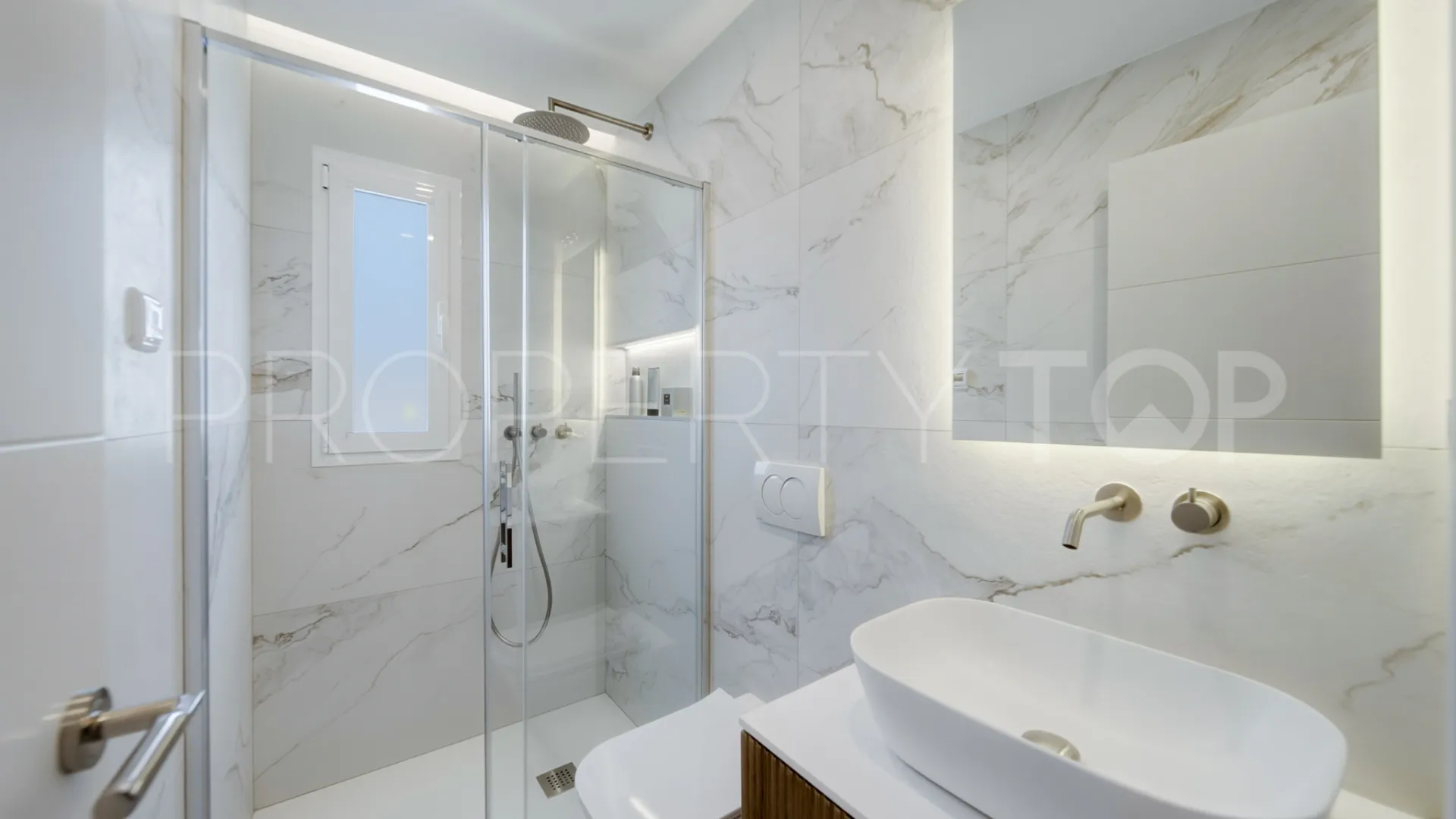 For sale penthouse in Los Dragos with 2 bedrooms