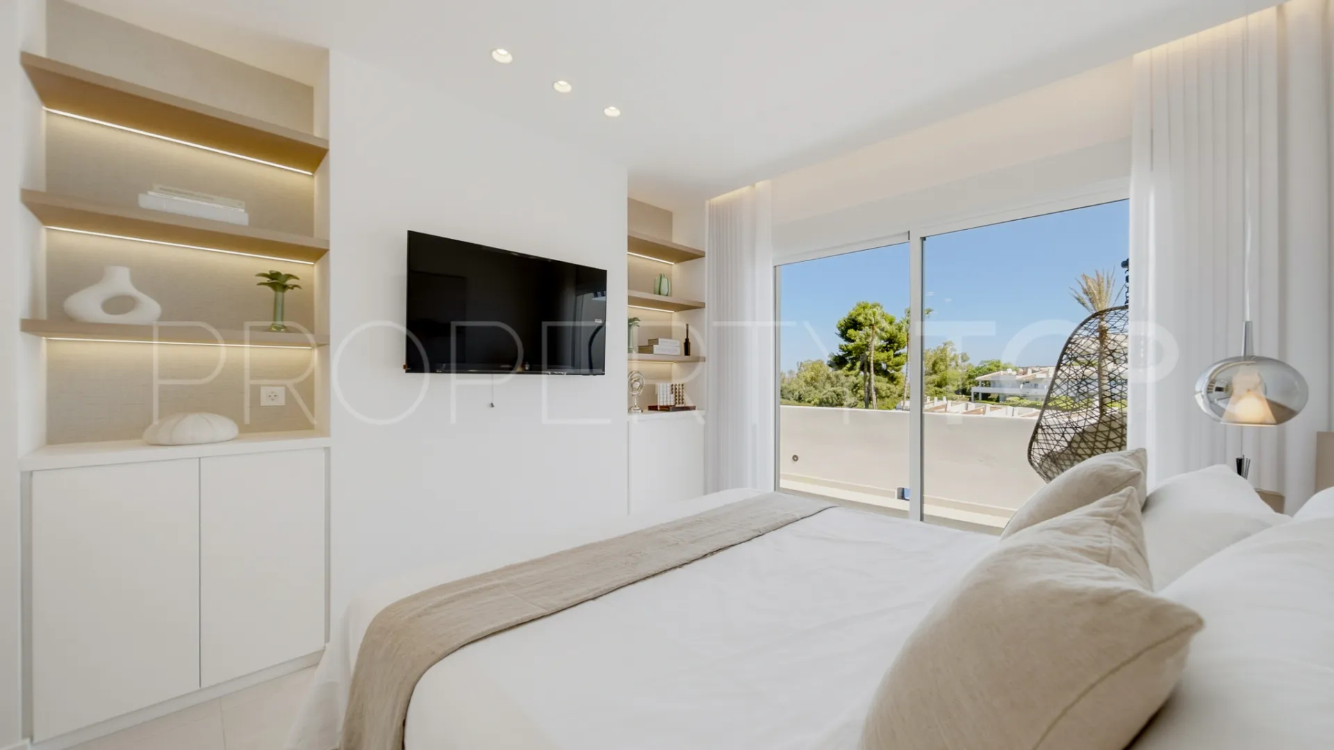 For sale penthouse in Los Dragos with 2 bedrooms