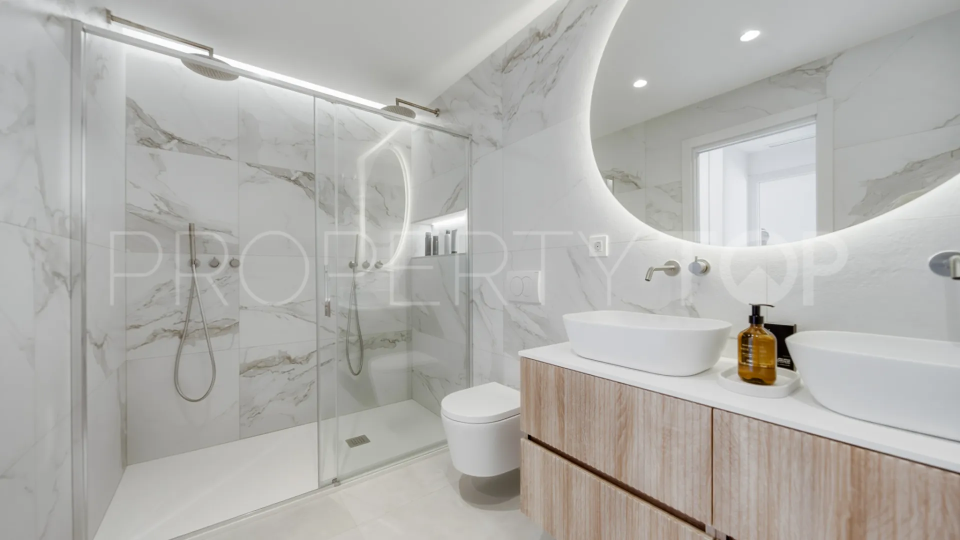 For sale penthouse in Los Dragos with 2 bedrooms