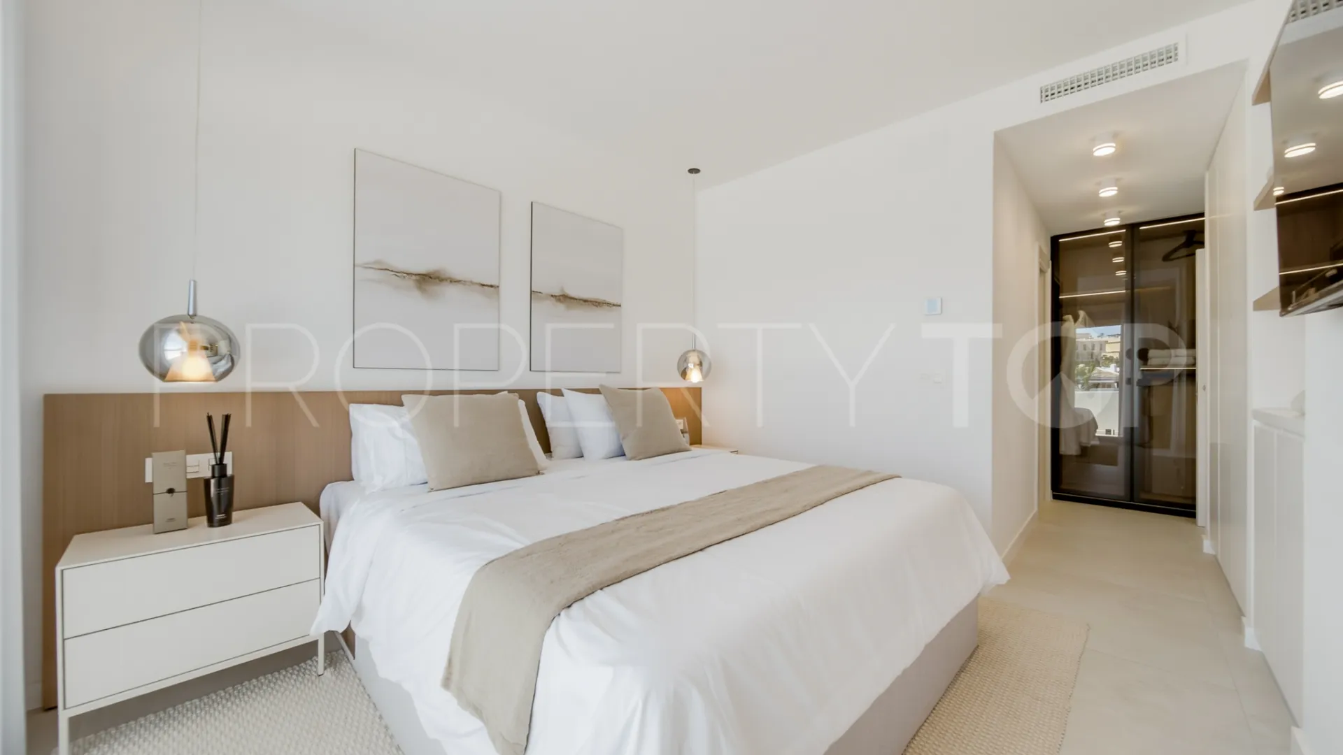 For sale penthouse in Los Dragos with 2 bedrooms
