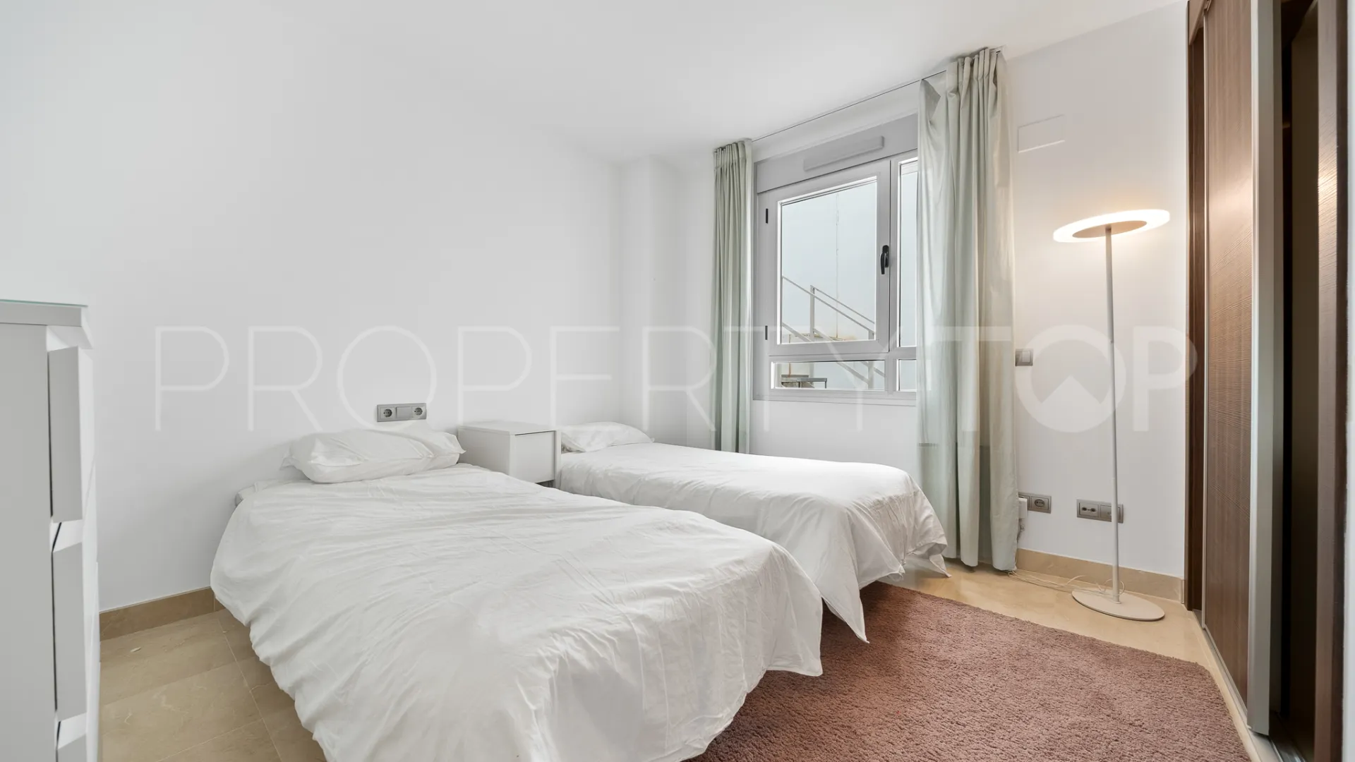 Apartamento en venta con 3 dormitorios en San Pedro de Alcantara