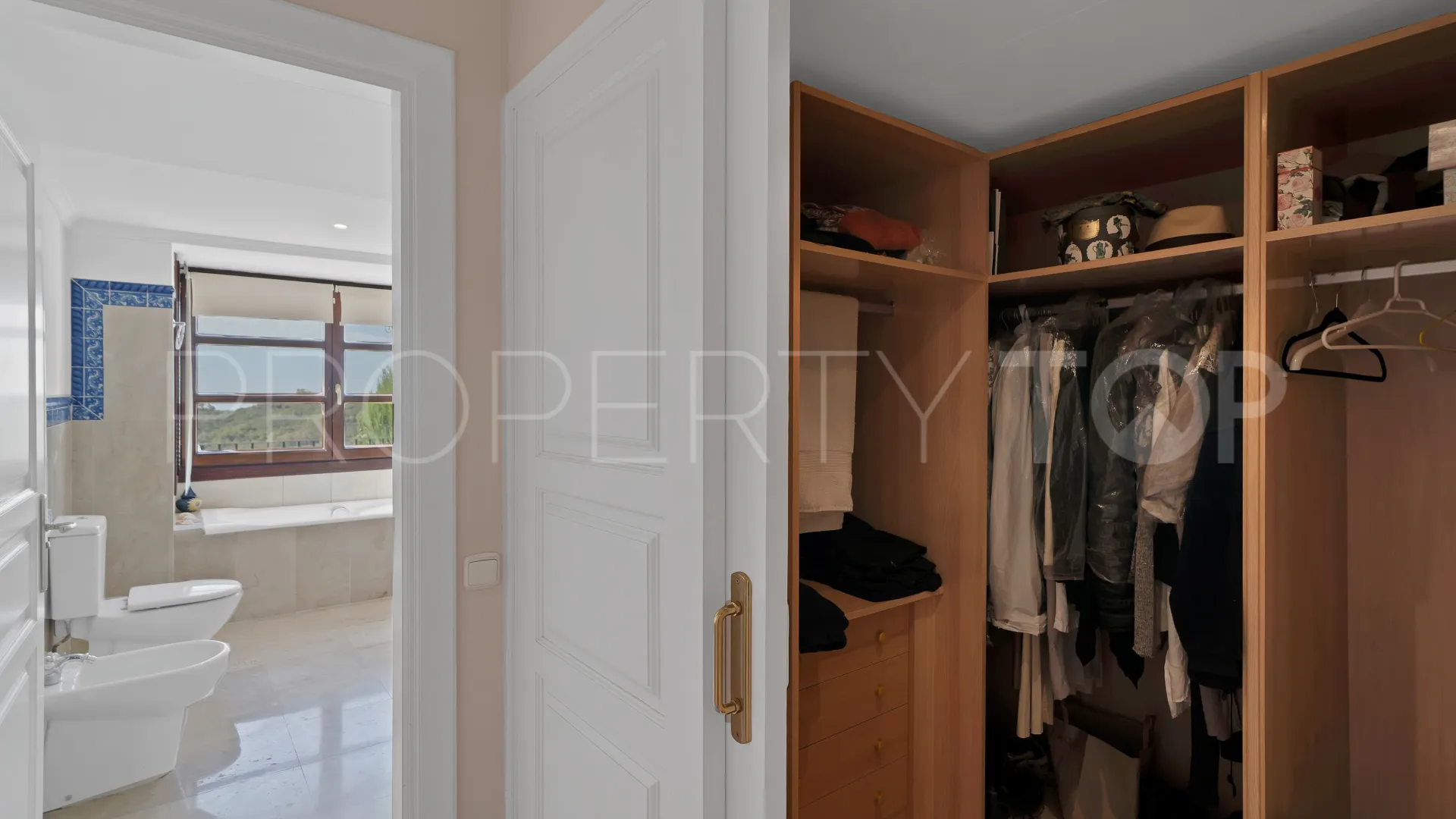 Adosado con 3 dormitorios en venta en Benahavis