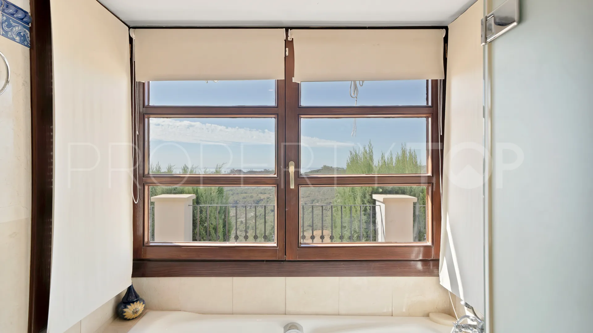 Adosado con 3 dormitorios en venta en Benahavis