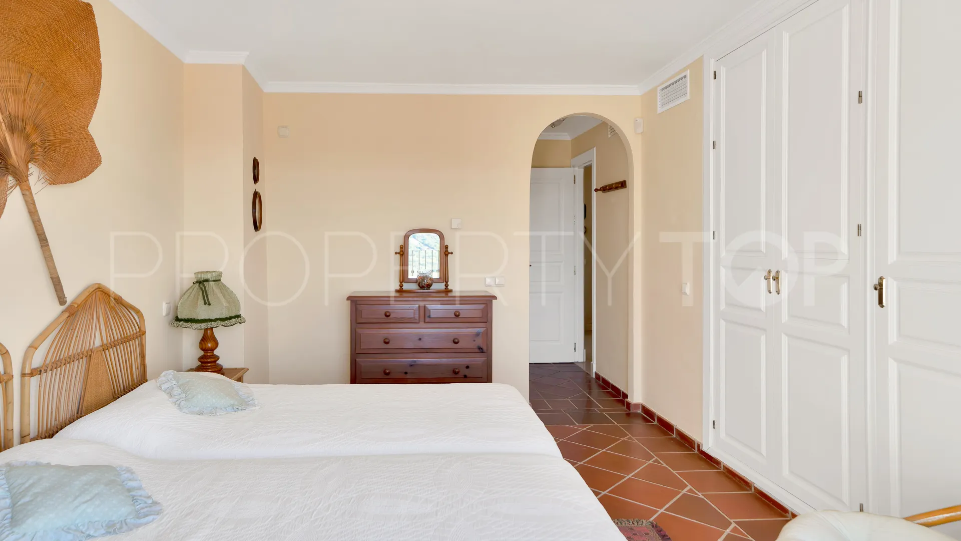 Adosado con 3 dormitorios en venta en Benahavis
