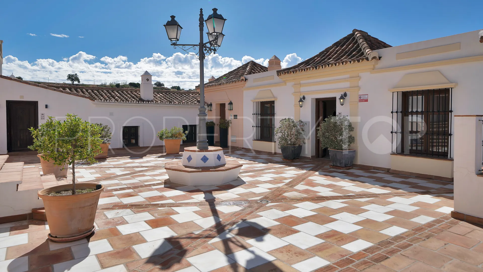 Adosado con 3 dormitorios en venta en Benahavis