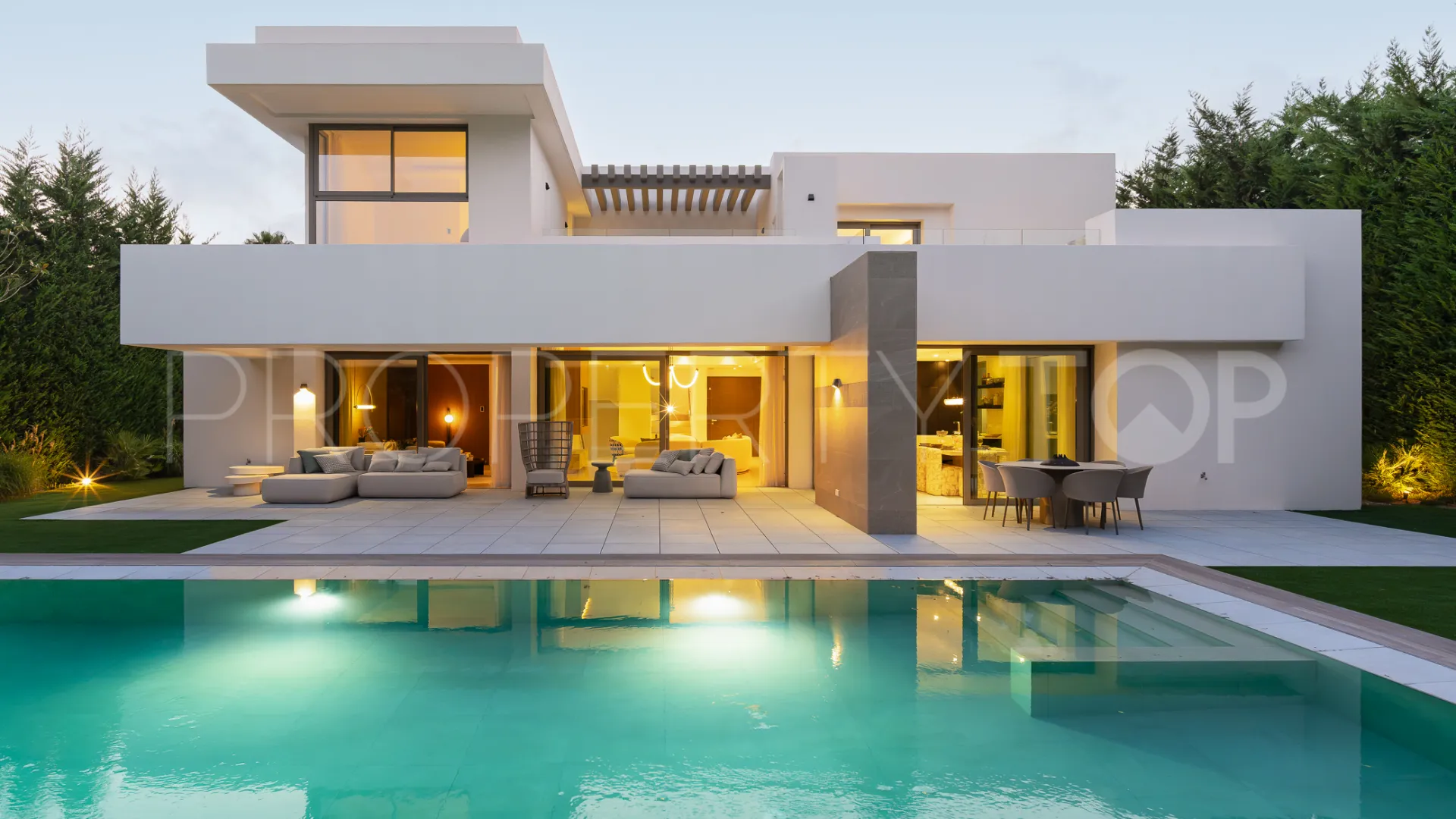 For sale villa with 5 bedrooms in Estepona