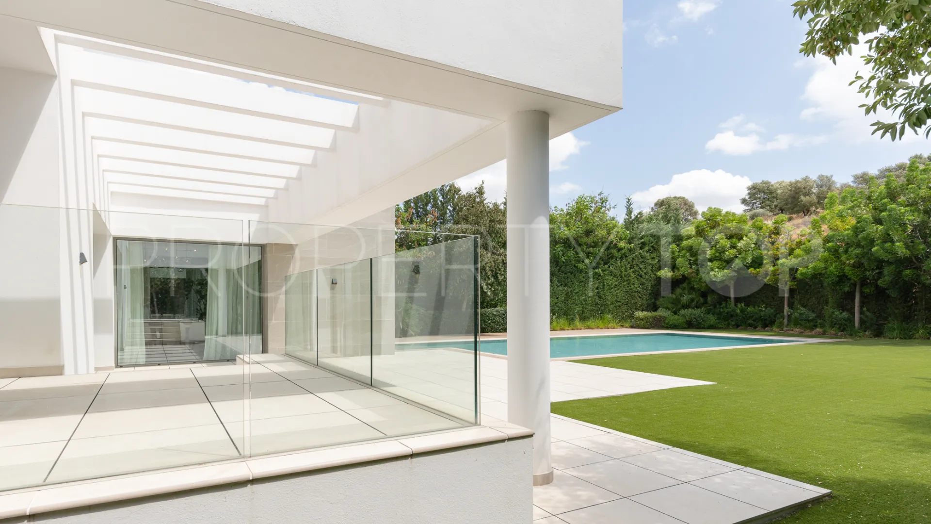 For sale villa with 5 bedrooms in Estepona