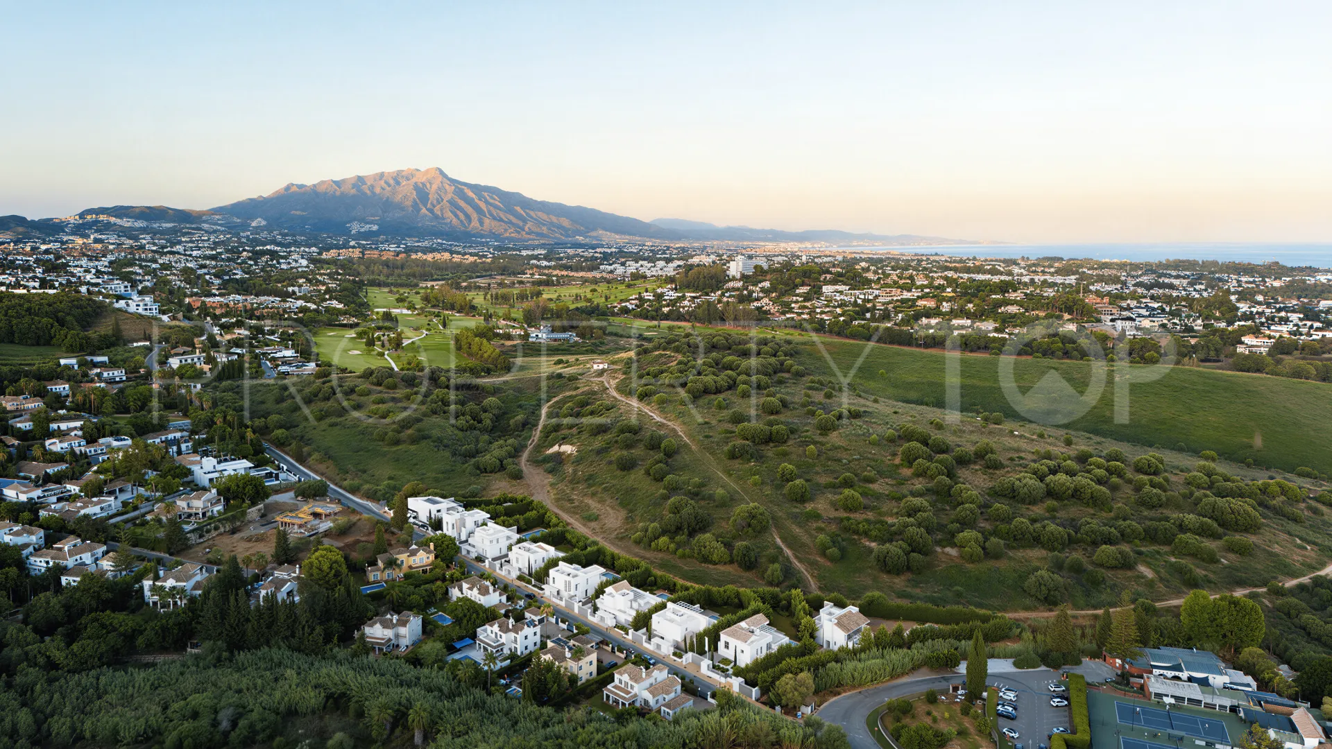 For sale villa with 5 bedrooms in Estepona