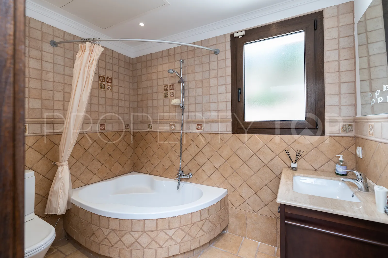 Se vende villa de 6 dormitorios en Benahavis