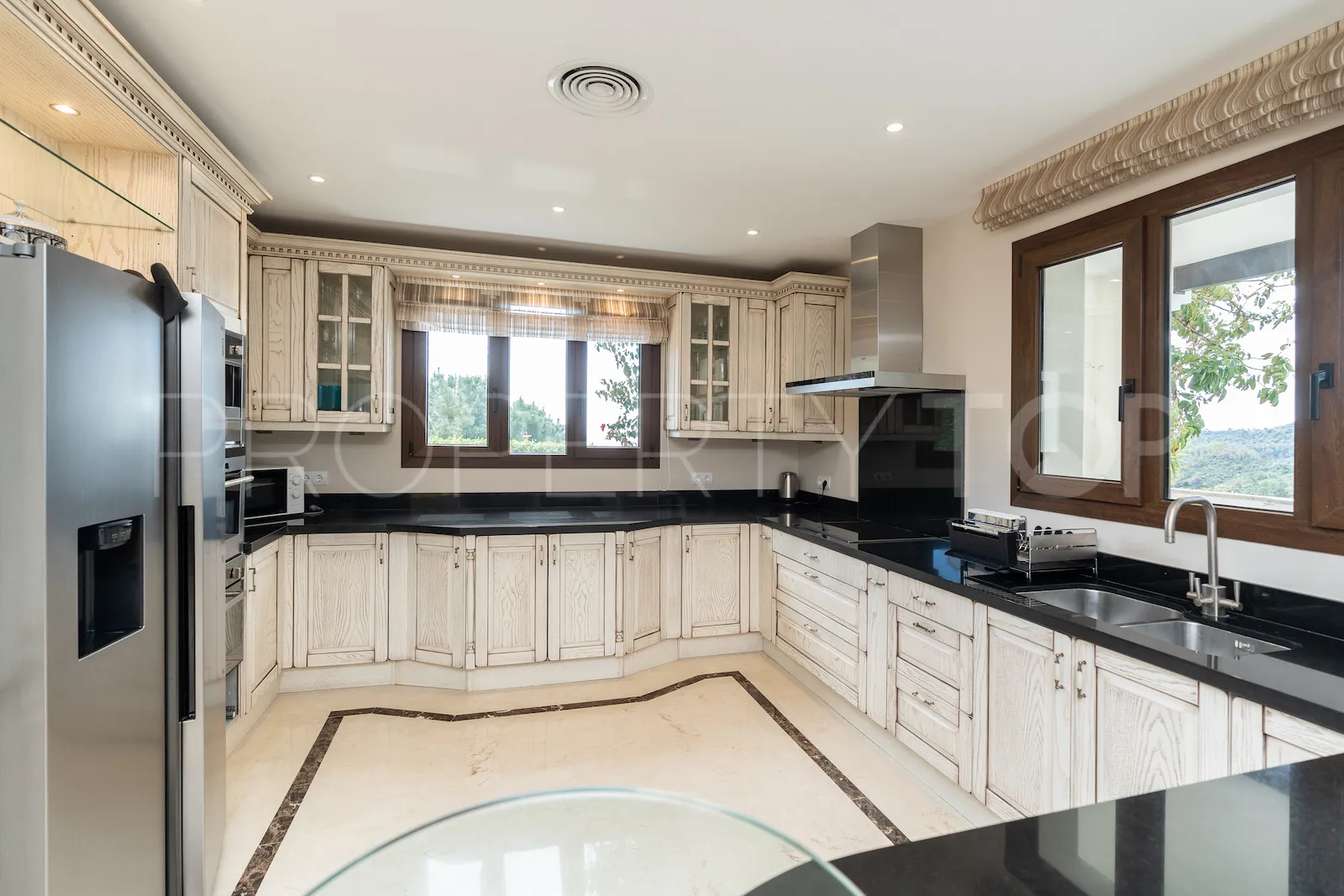 Se vende villa de 6 dormitorios en Benahavis