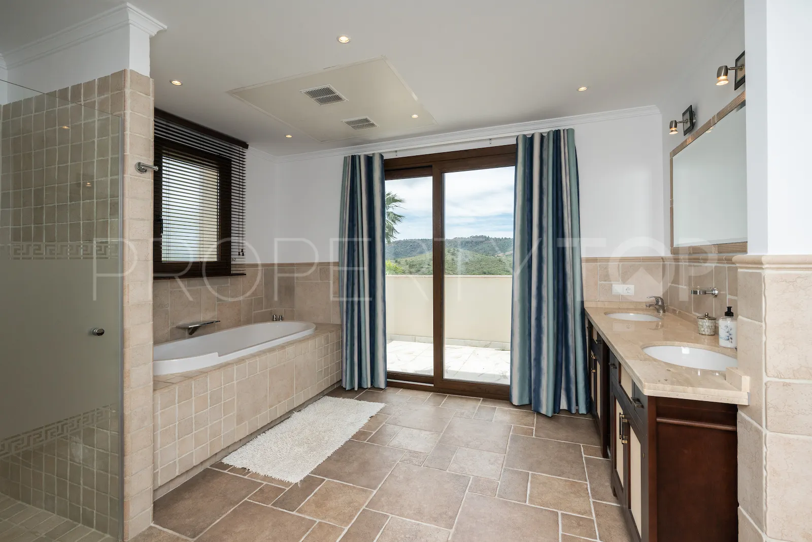 Se vende villa de 6 dormitorios en Benahavis