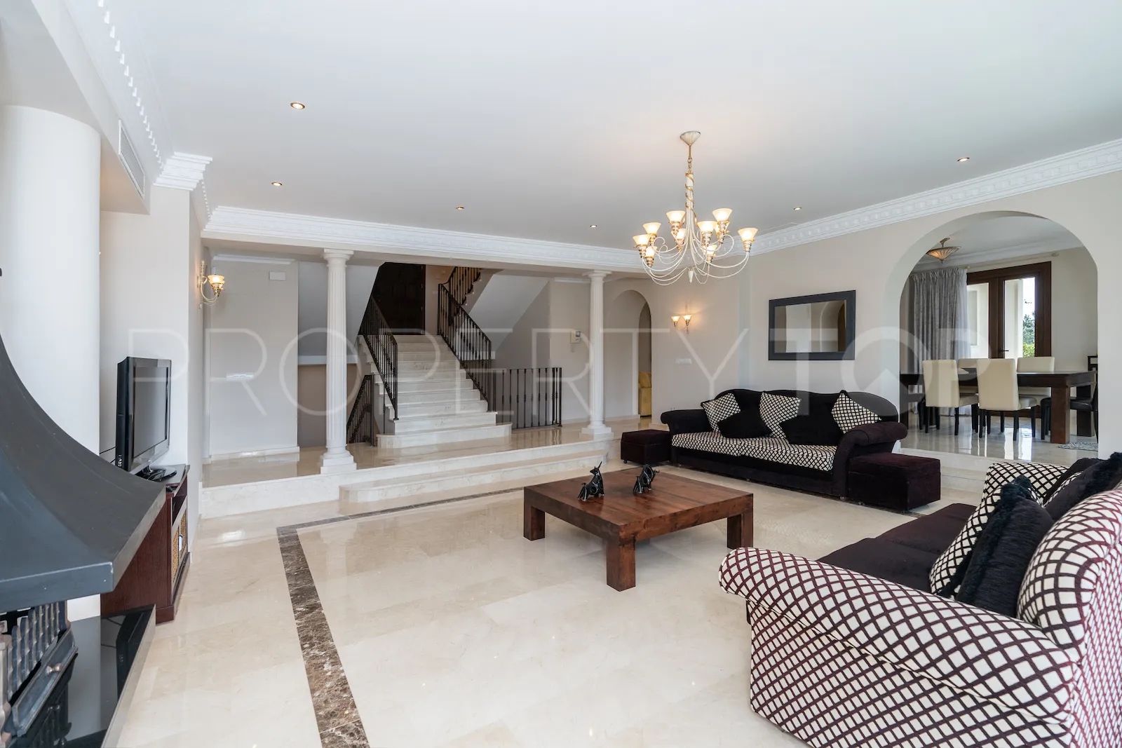 Se vende villa de 6 dormitorios en Benahavis