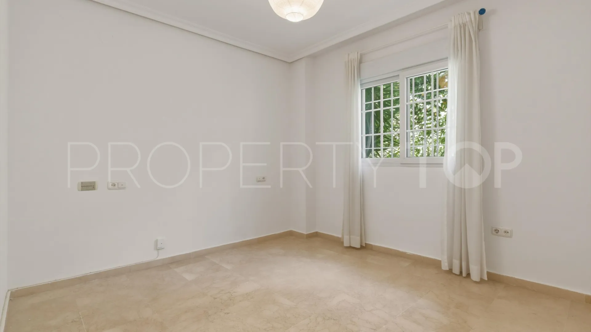 For sale ground floor apartment in Marbella Golden Mile