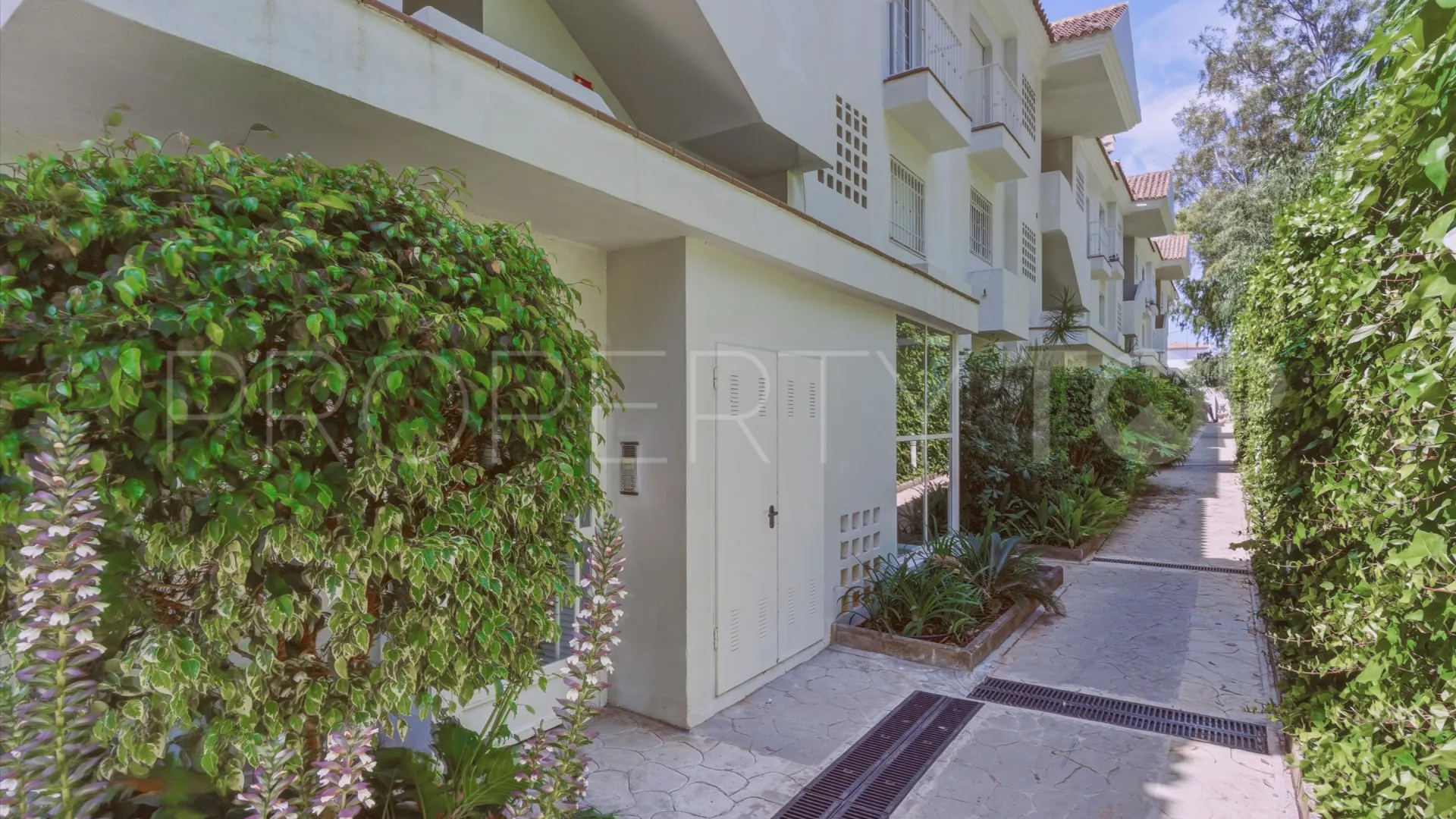 For sale ground floor apartment in Marbella Golden Mile