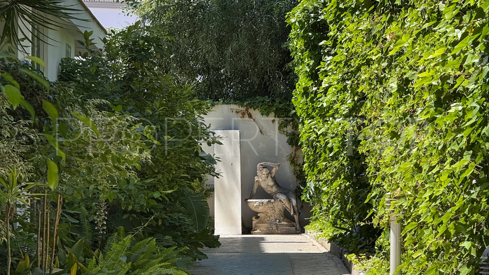 For sale ground floor apartment in Marbella Golden Mile