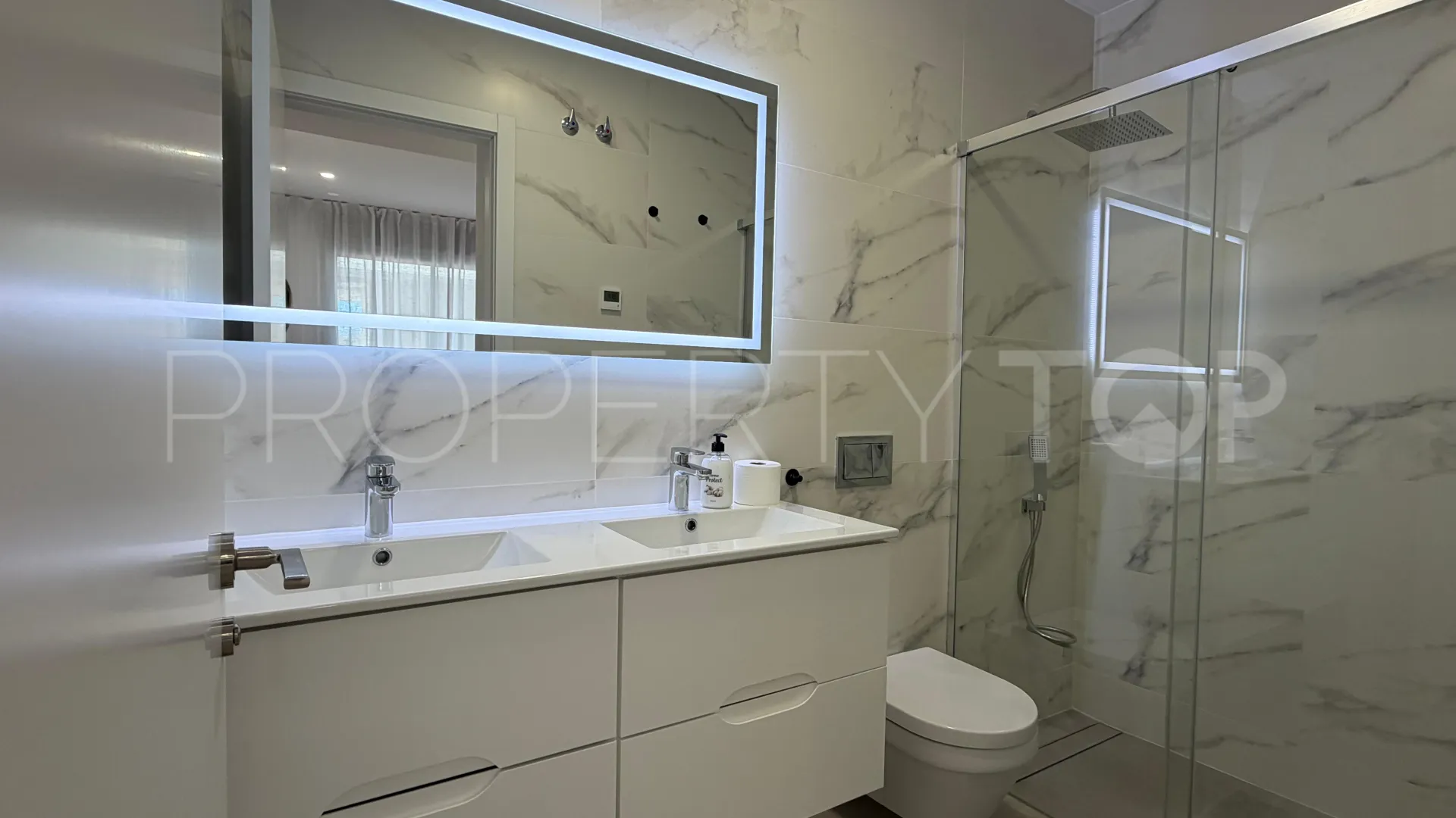 Apartamento de 2 dormitorios en venta en Finestrat
