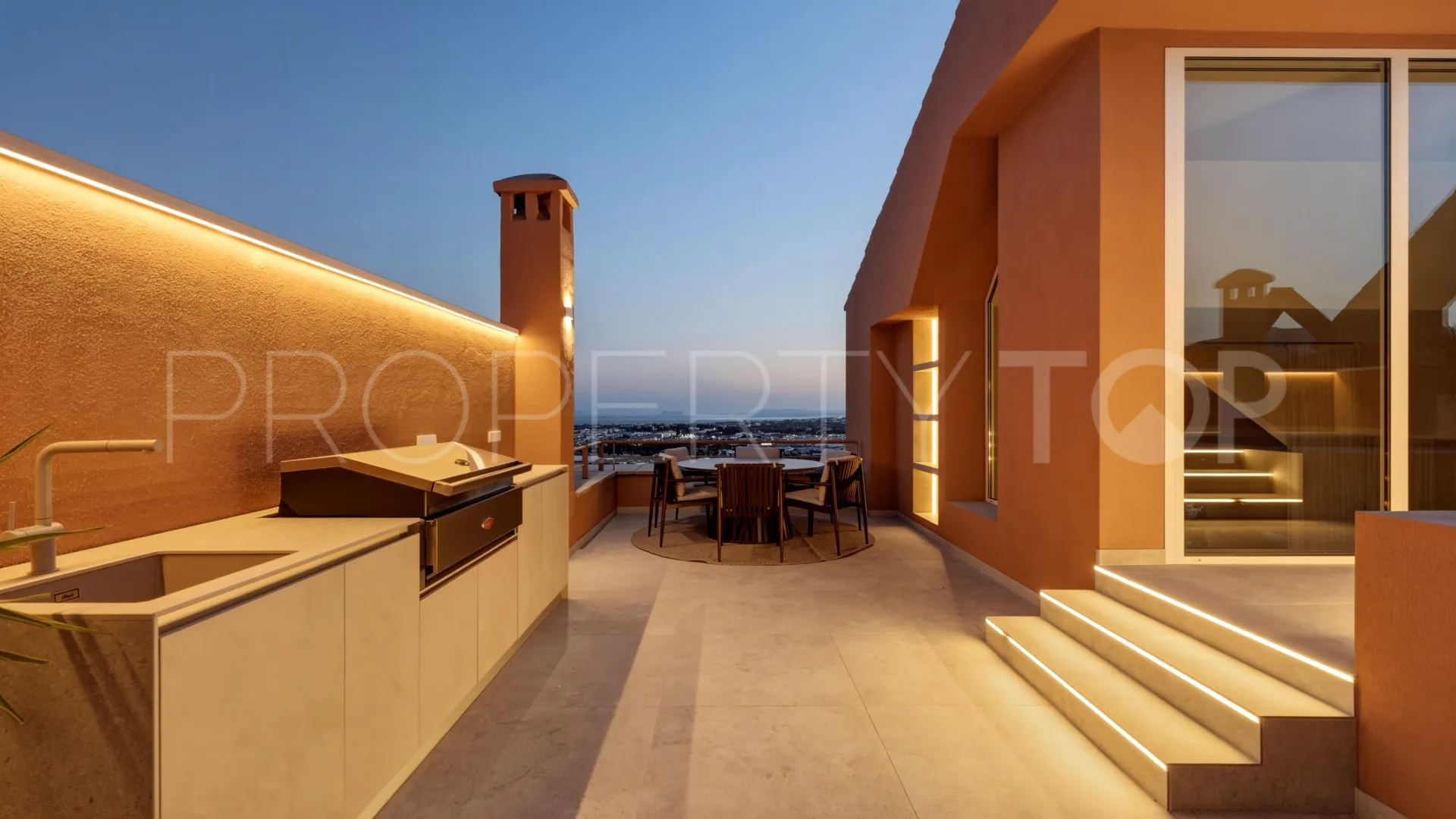 Duplex penthouse for sale in Magna Marbella with 3 bedrooms