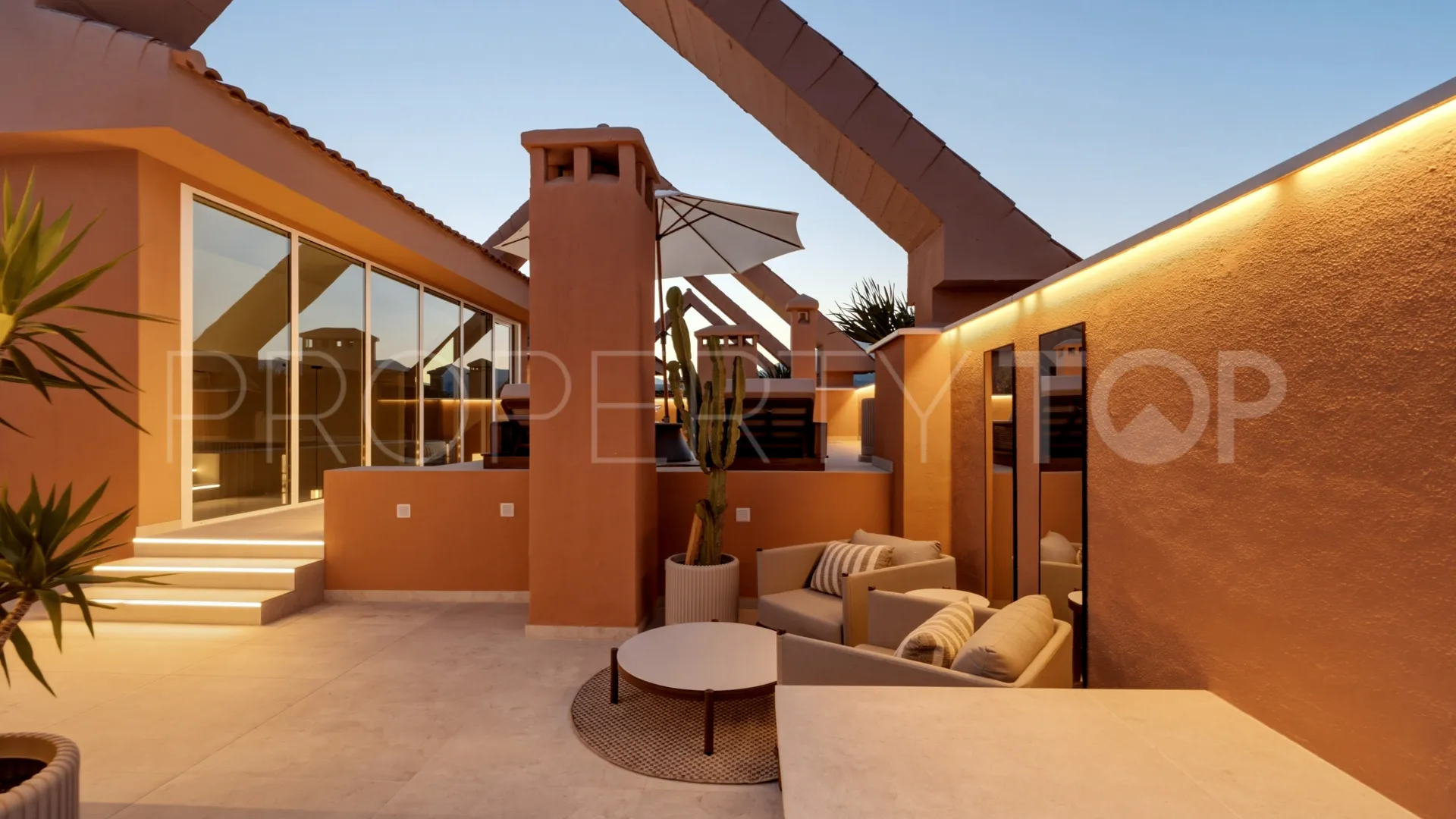 Duplex penthouse for sale in Magna Marbella with 3 bedrooms