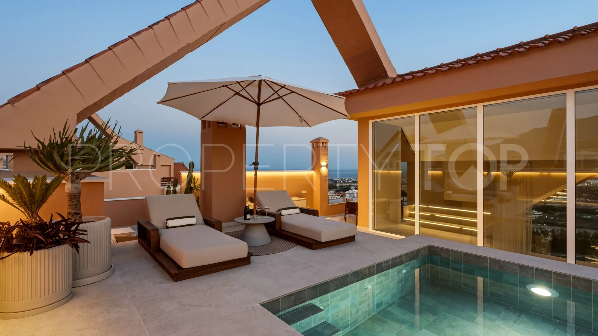 Duplex penthouse for sale in Magna Marbella with 3 bedrooms