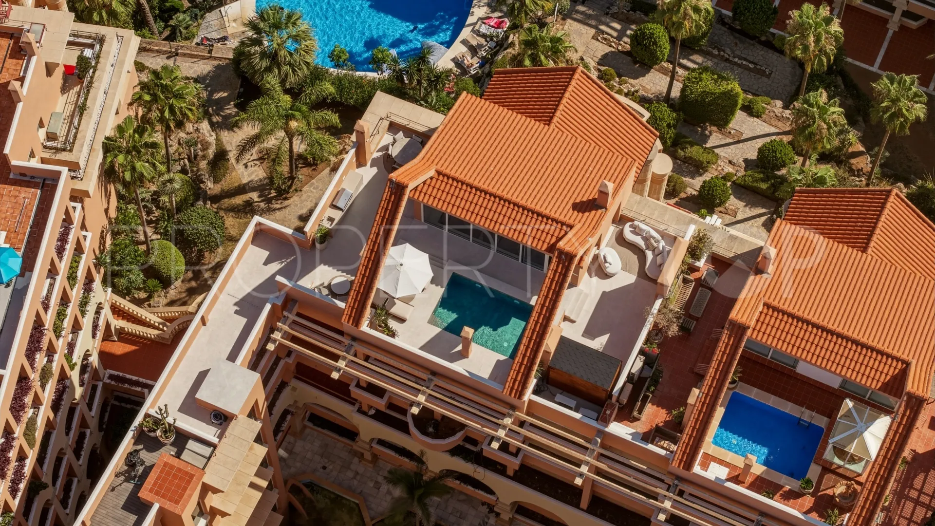 Duplex penthouse for sale in Magna Marbella with 3 bedrooms