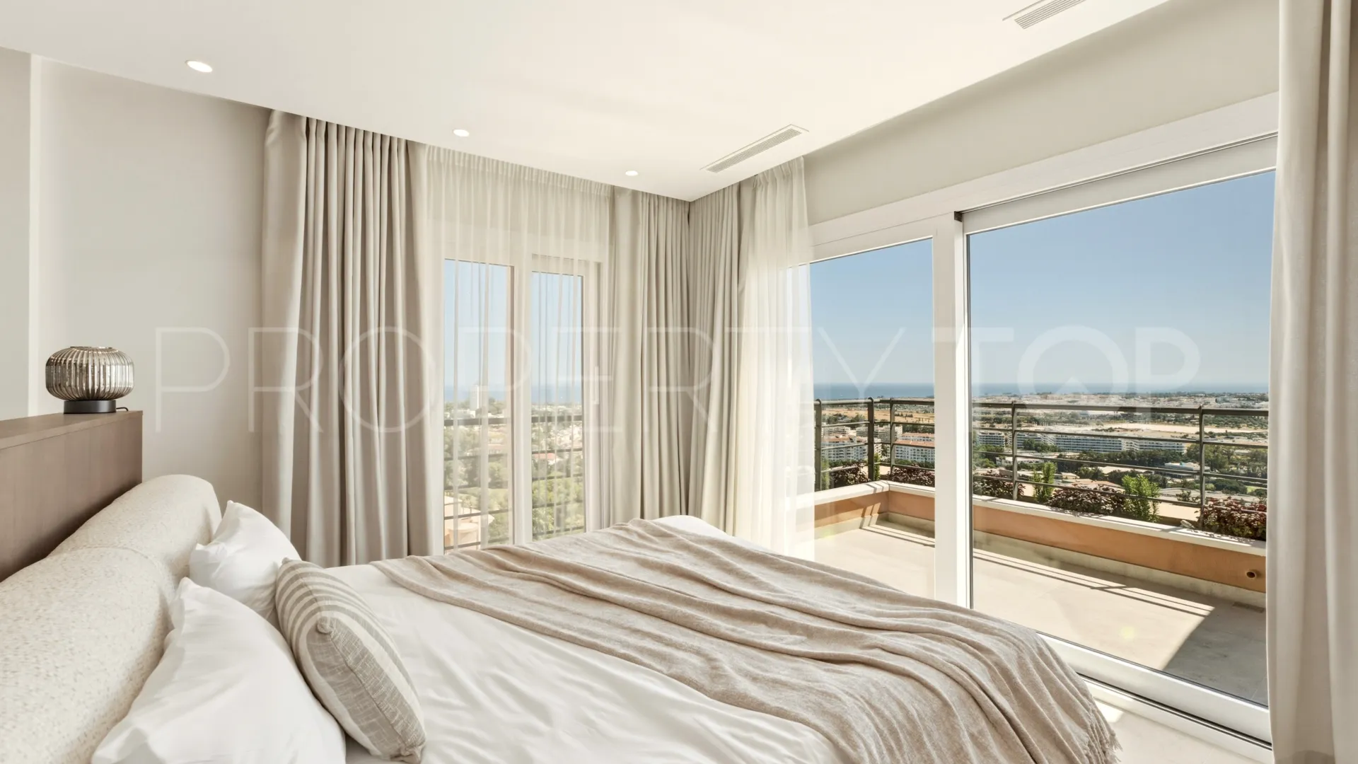 Duplex penthouse for sale in Magna Marbella with 3 bedrooms