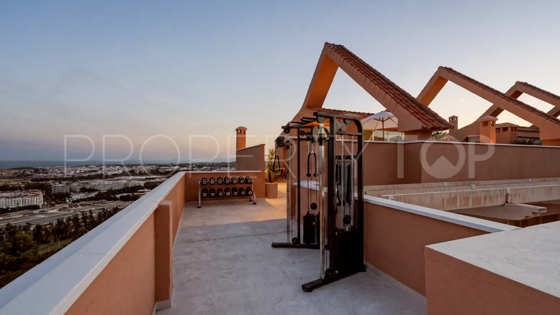 Duplex penthouse for sale in Magna Marbella with 3 bedrooms