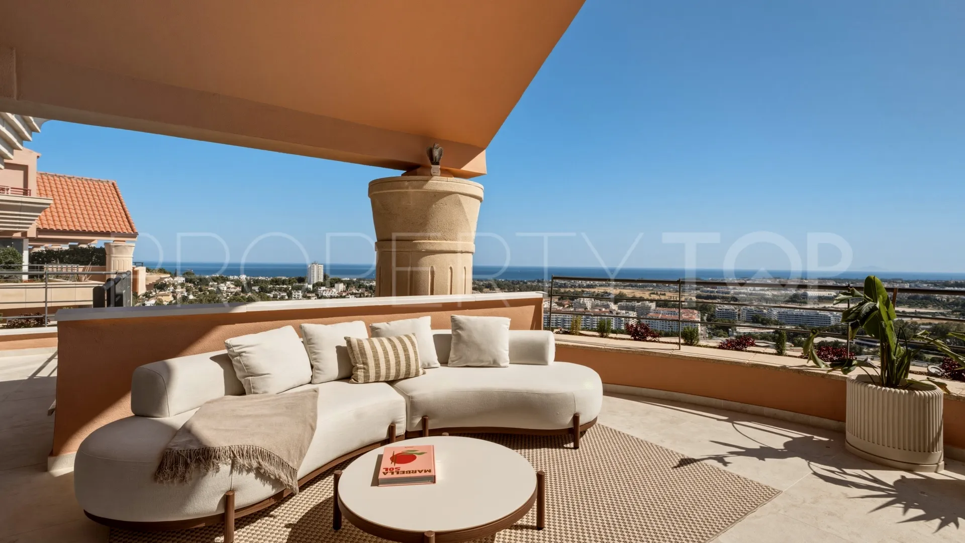 Duplex penthouse for sale in Magna Marbella with 3 bedrooms