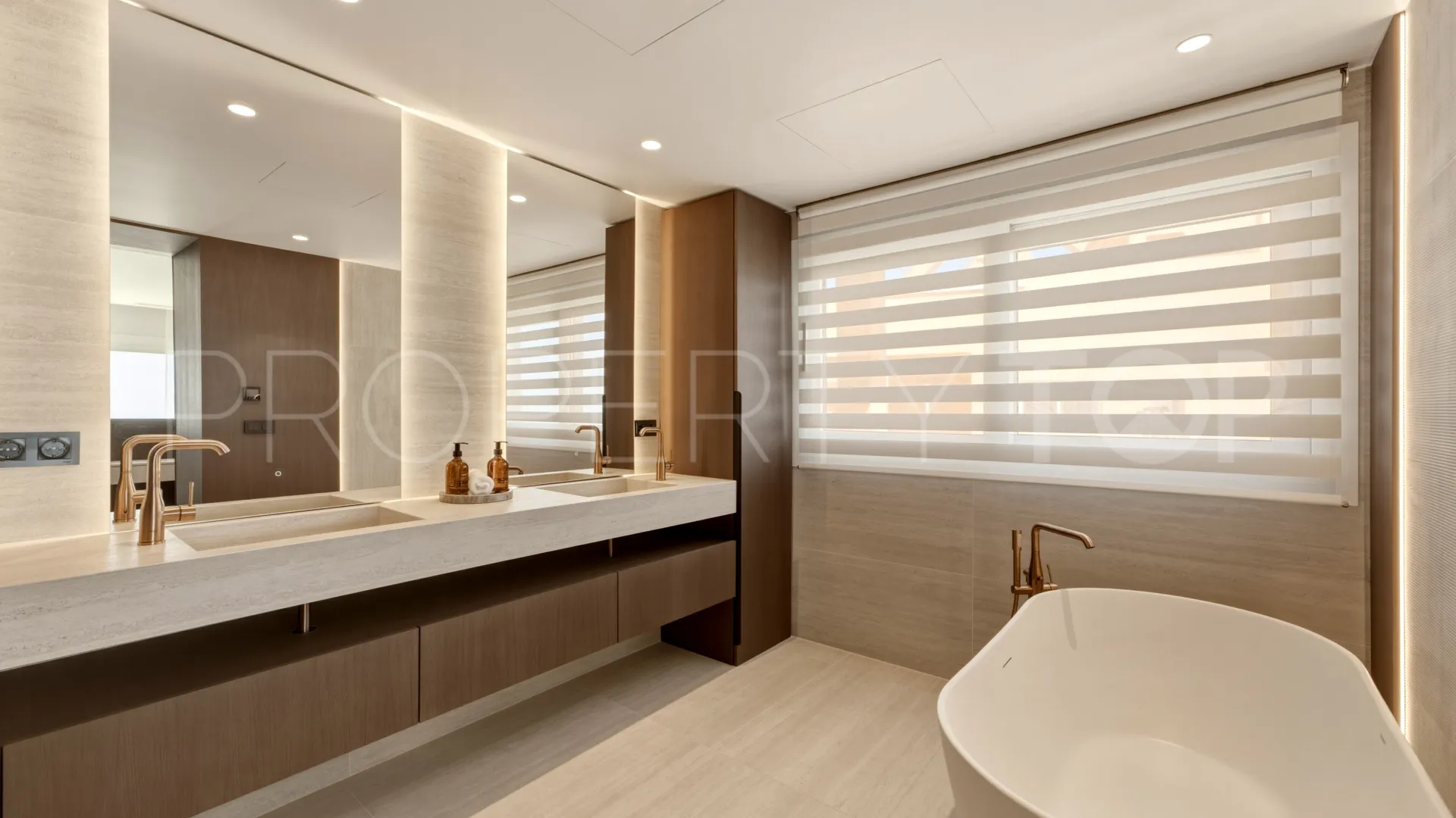 Duplex penthouse for sale in Magna Marbella with 3 bedrooms