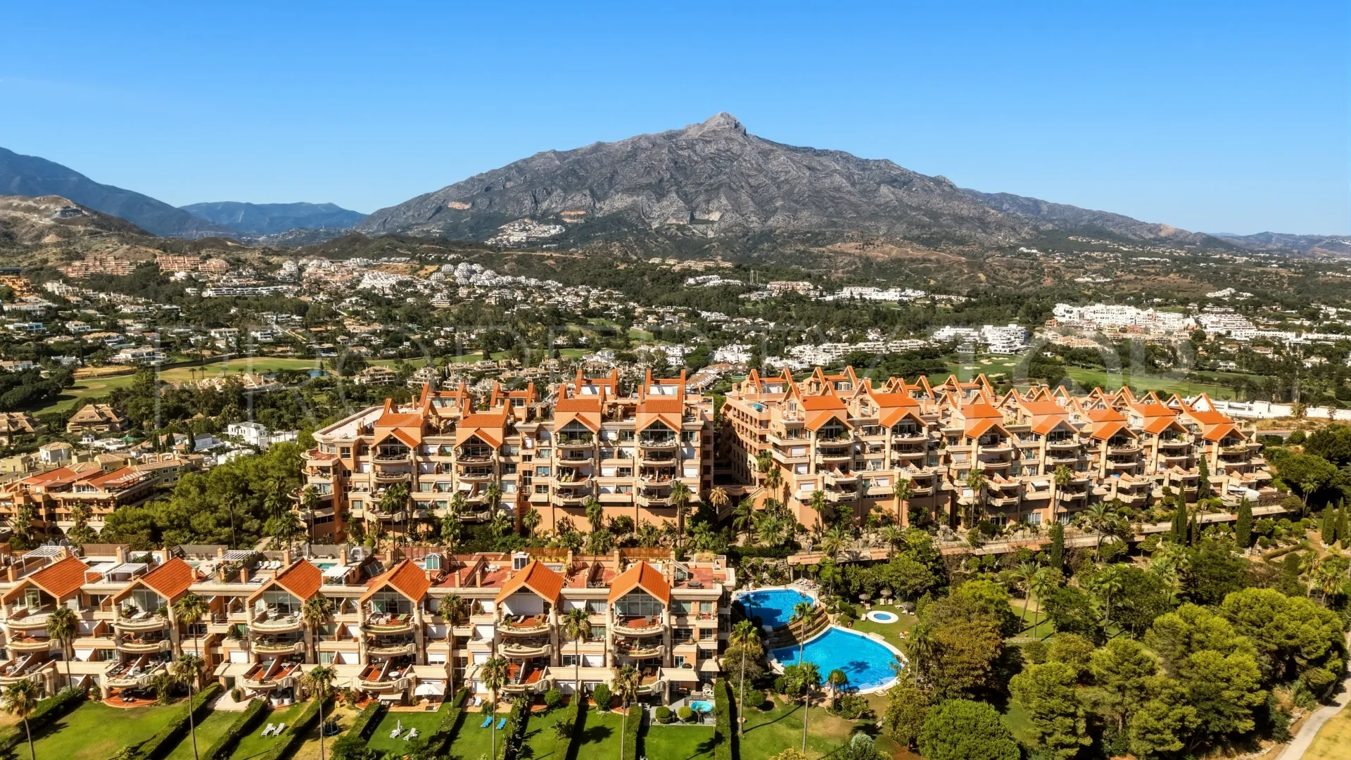 Duplex penthouse for sale in Magna Marbella with 3 bedrooms