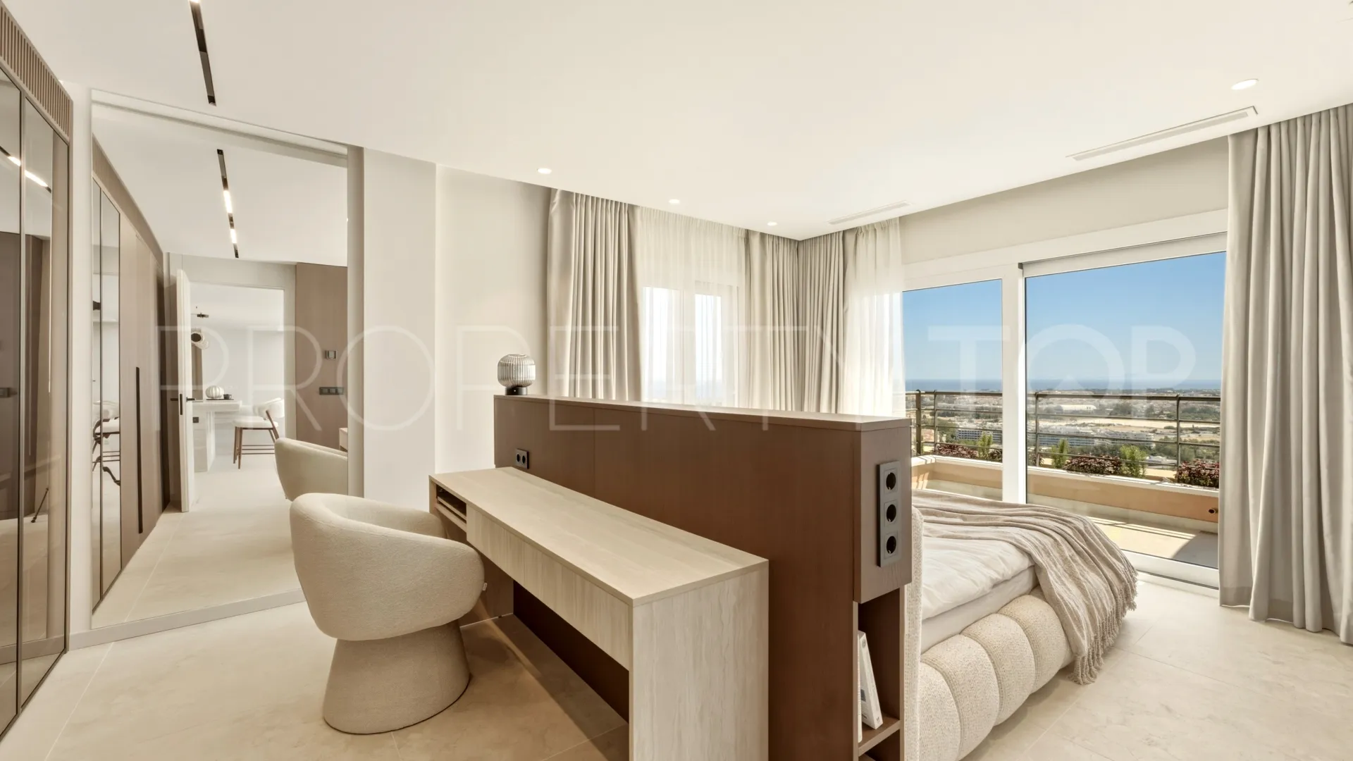 Duplex penthouse for sale in Magna Marbella with 3 bedrooms