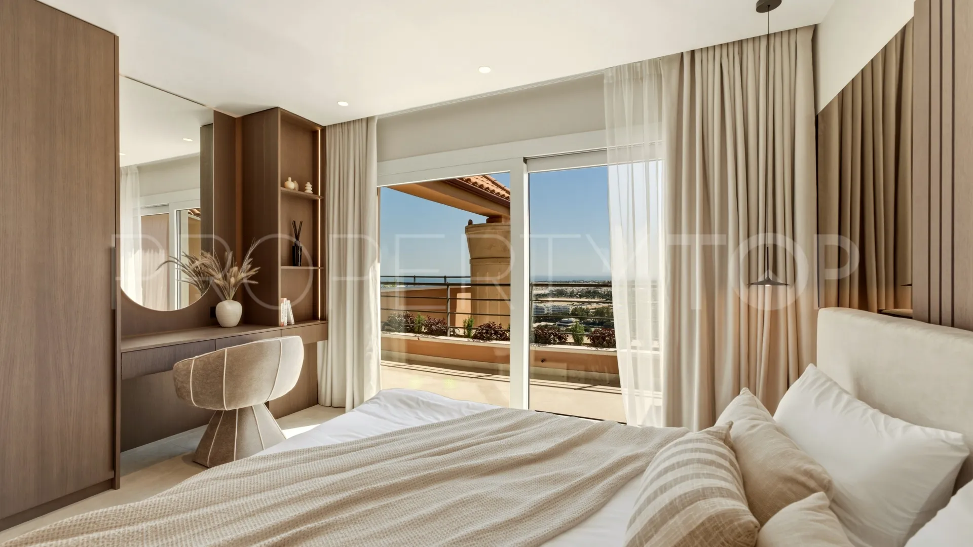Duplex penthouse for sale in Magna Marbella with 3 bedrooms